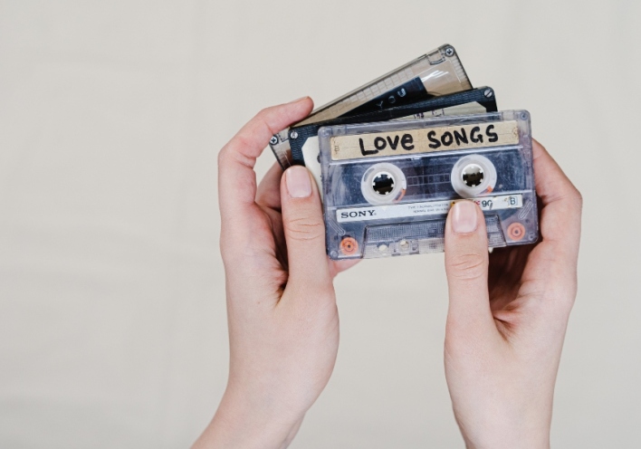 15 διαφορετικά ερωτικά τραγούδια: Ο Γιώργος Φλωράκης φτιάχνει μια ξεχωριστή λίστα για την επόμενη μέρα του Αγίου Βαλεντίνου.