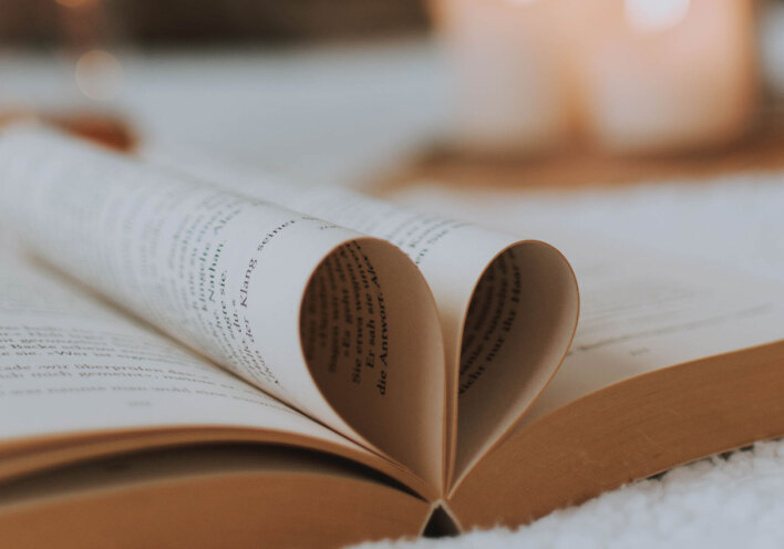 ΑΝοιγμένο βιβλίο με διπλωμένες σελίδες που σχηματίζουν καρδιά