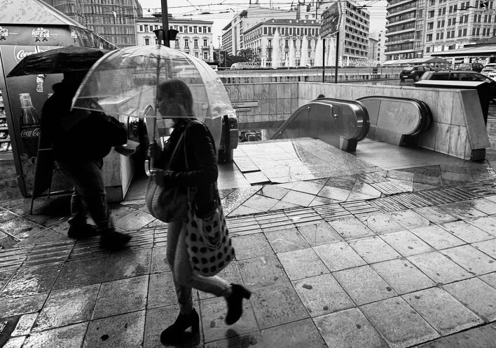 Η Αθήνα των αντιθέσεων: 20 κλικ μέσα στην καταιγίδα