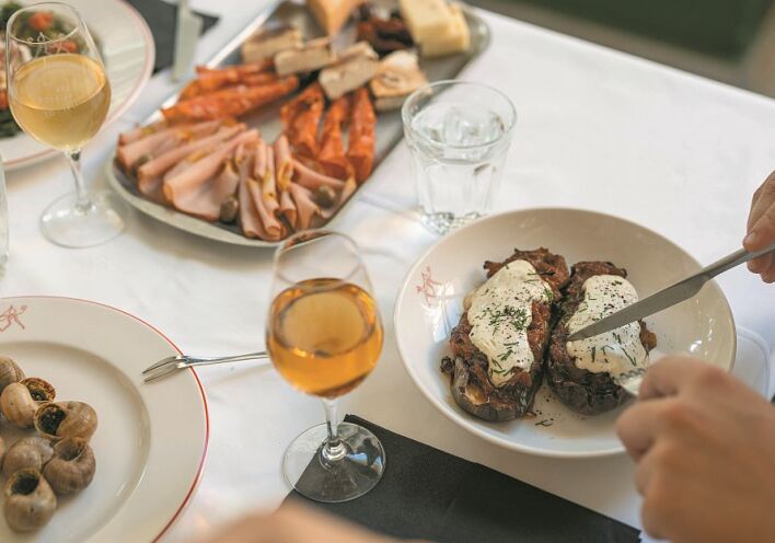 25 εστιατόρια με ακαταμάχητη ελληνική κουζίνα