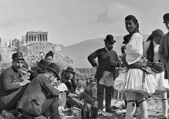 «Η Αθήνα από την Ανατολή στη Δύση, 1821-1896» Κόσμος στον λόφο του Φιλοπάππου (1890) Φωτογραφία του  W. J. Woodhouse, καθηγητή κλασικής λογοτεχνίας.   Ευγενική παραχώρηση Sydney University