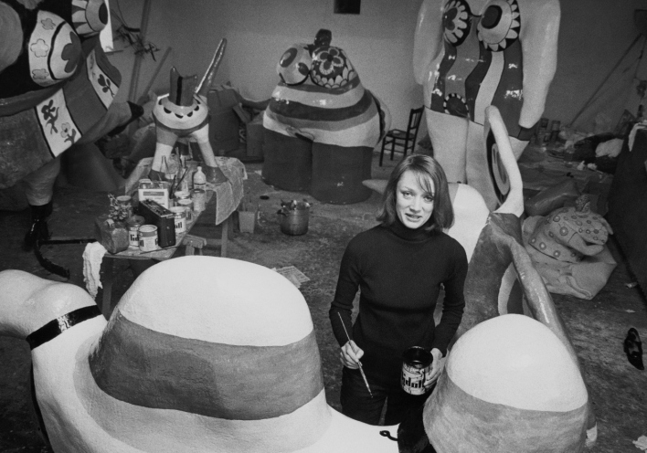 Η Νίκι ντε Σεν Φαλ στο στούντιό της, το 1971 © Jack Nisberg/Condé Nast via Getty Images