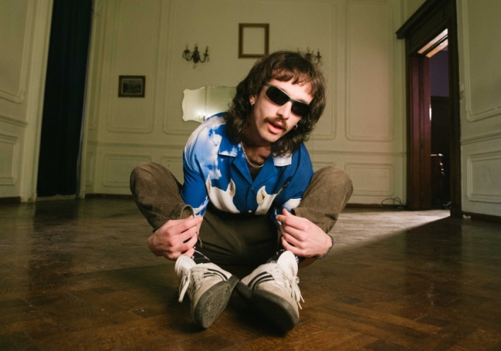 Ο French Fry συστήνεται στην Athens Voice με το «Apple Pie», ένα δυνατό indie rock single που προαναγγέλλει το ντεμπούτο άλμπουμ «Quit Your Job» και δείχνει το μέλλον της σκηνής.