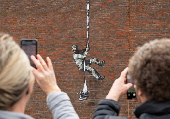 Το Reuters ξετύλιξε το κουβάρι: Από τα ερείπια της Ουκρανίας ως τα αστυνομικά αρχεία της Νέας Υόρκης, ο Banksy αποκτά όνομα - Τι σημαίνει η αποκαθήλωσή του;