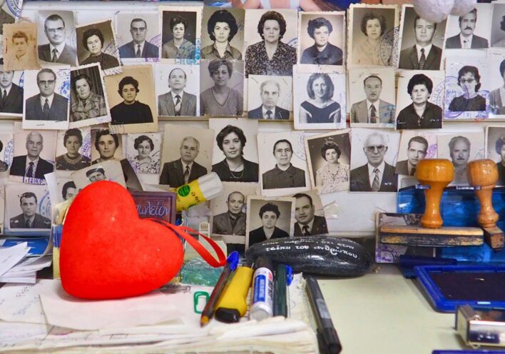 Worry less / think positive: Φωτογραφίζοντας την καθημερινότητα μιας δημόσιας υπηρεσίας