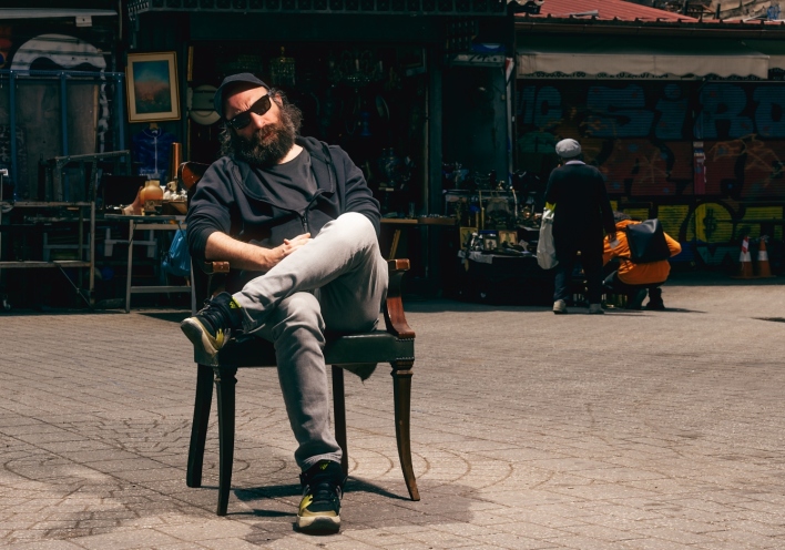 Αντώνης Τσιοτσιόπουλος - Συνέντευξη: Ο σεναριογράφος και ηθοποιός μιλάει για το θέατρο και το σινεμά, με αφορμή τη νέα ταινία «100 Χρόνια Μπροστά» στην οποία πρωταγωνιστεί.
