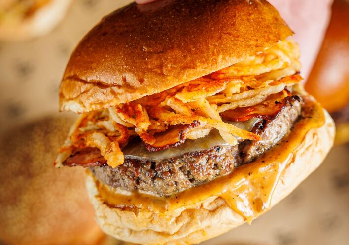 15 στέκια που ξέρουν τι πάει να πει καλό burger