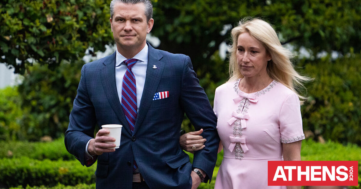 Το φόρεμα της συζύγου του Χεγκσεθ από fast fashion έκλεψε τα βλέμματα