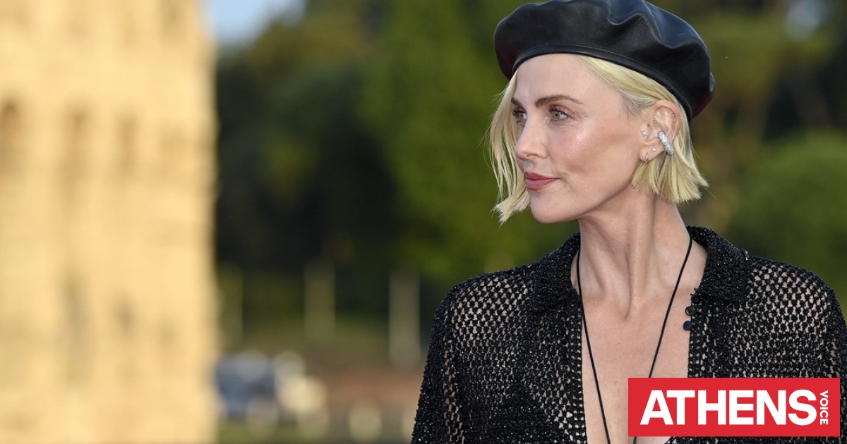 Σαρλίζ Θερόν: Εντυπωσιακή με στράπλες μπικίνι στις διακοπές της στη Χαβάη