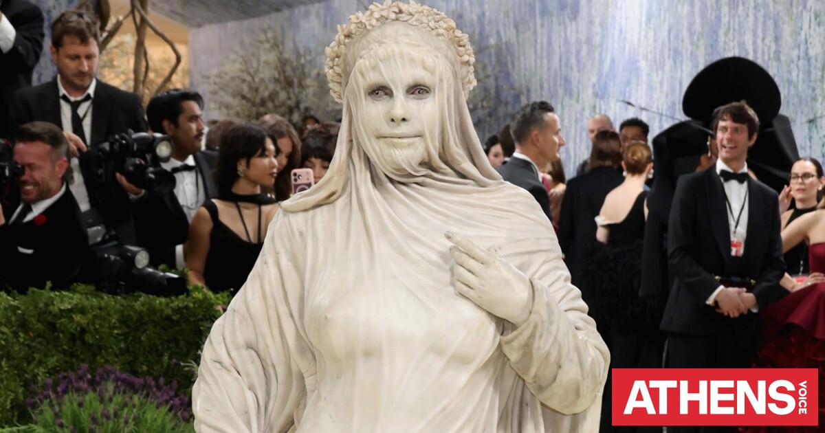 Ζωντανό άγαλμα η Χάιντι Κλουμ στο Met Gala - Η εμφάνιση που έγινε viral