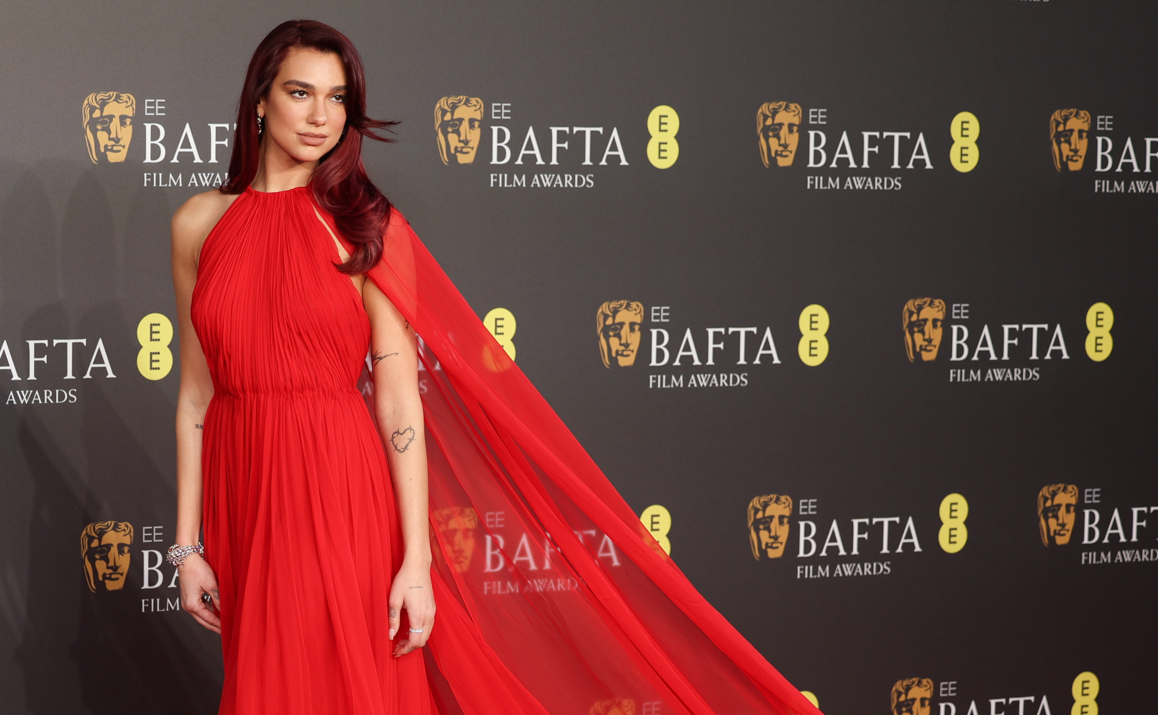 Η Dua Lipa με Valentino και κοσμήματα Tiffany & Co. © EPA / NEIL HALL