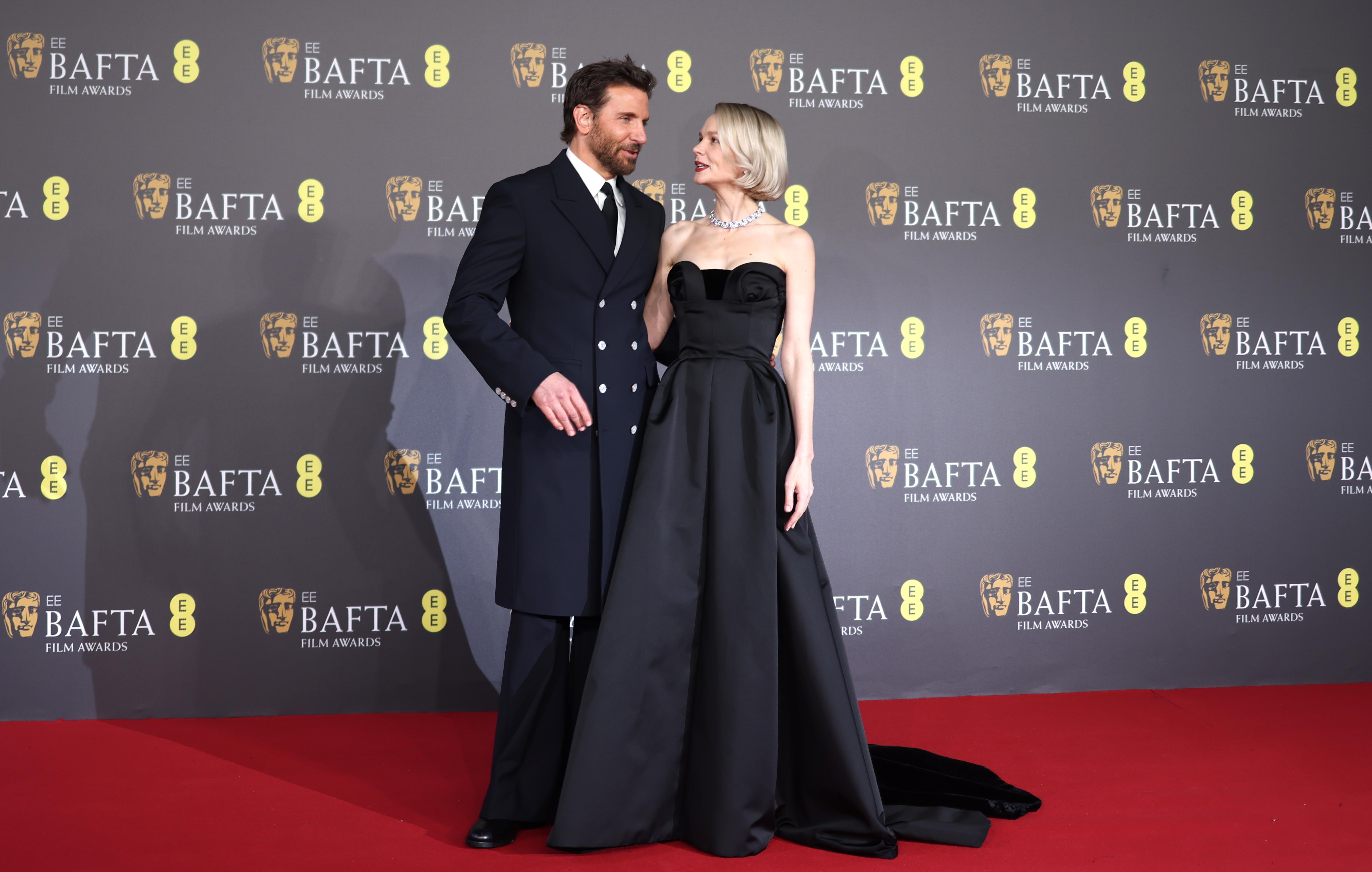 Ο Bradley Cooper με Louis Vuitton και η Carey Mulligan με vintage Dior και κοσμήματα Bulgari. © EPA / NEIL HALL