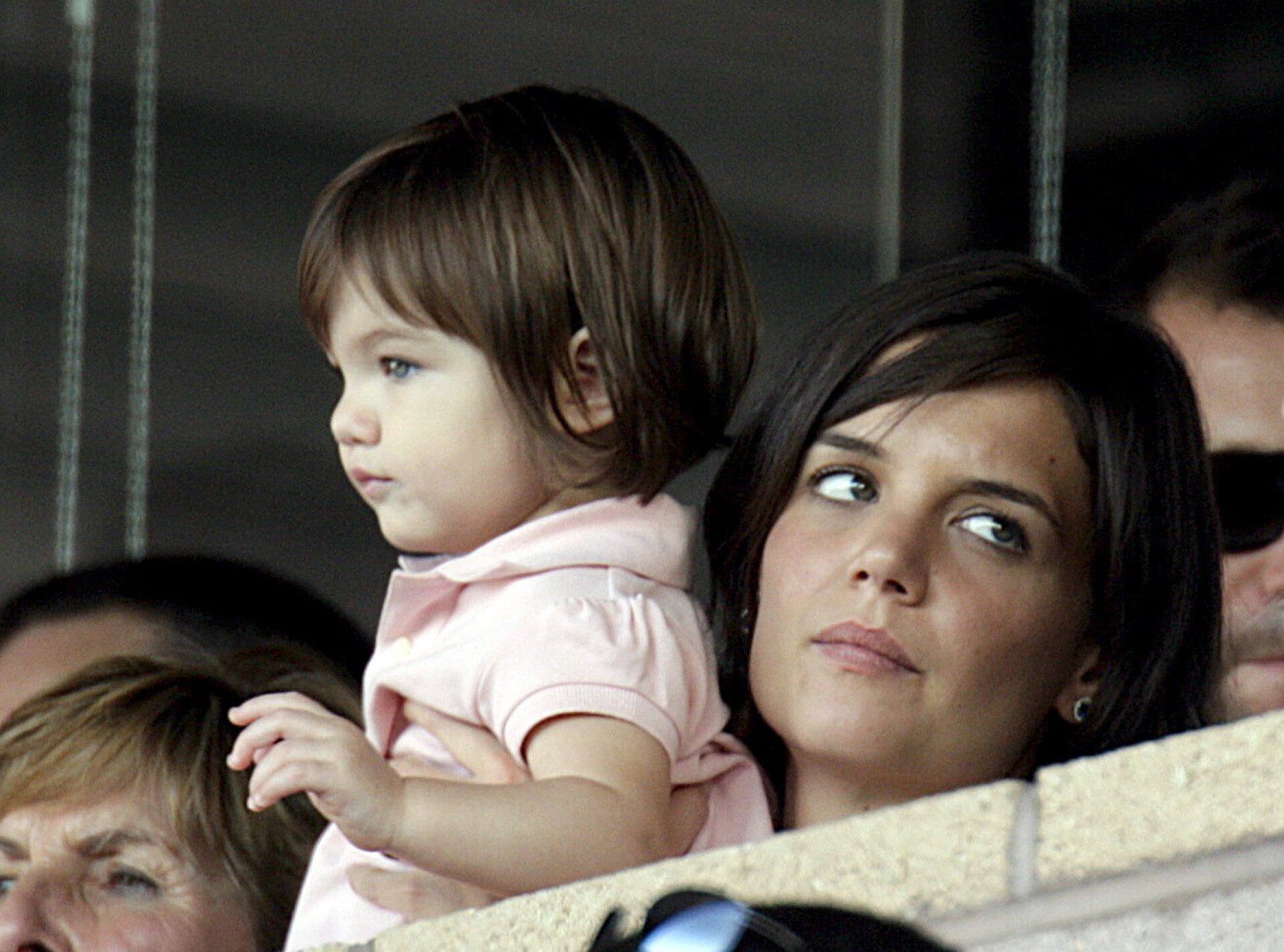 Σούρι Κρουζ, Κέιτι Χολμς