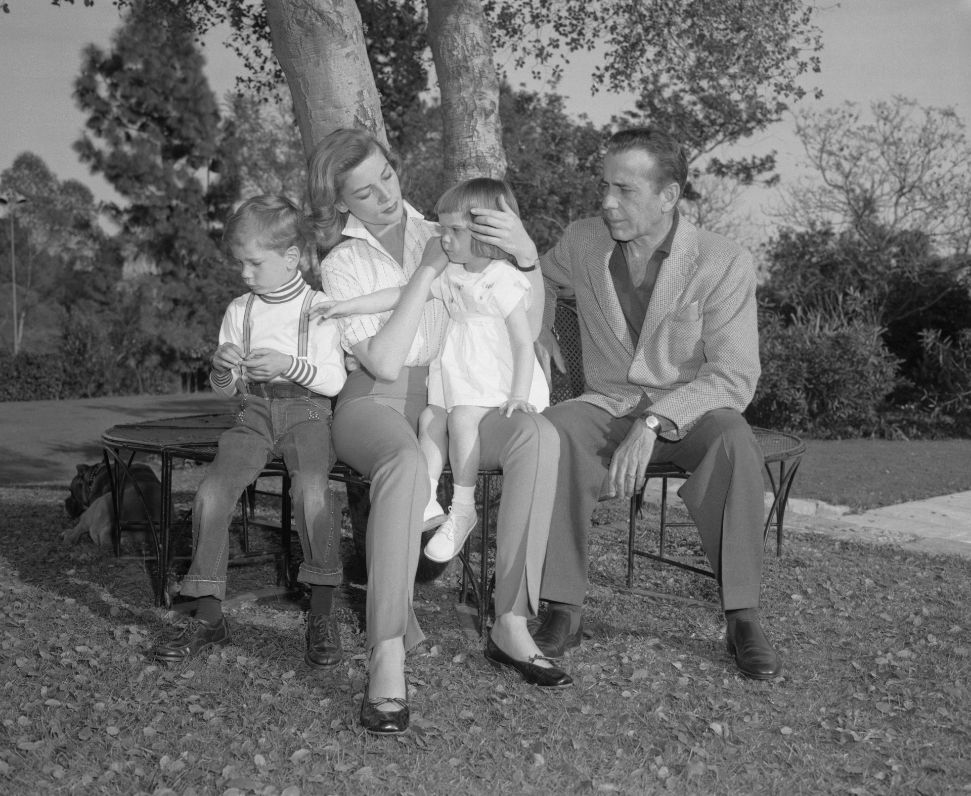 Η Λορίν Μπακόλ και ο Χάμφρεϊ Μπόγκαρτ με τα παιδιά τους, τον 6χρονο Stephen και τη 2χρονη Leslie, 1955