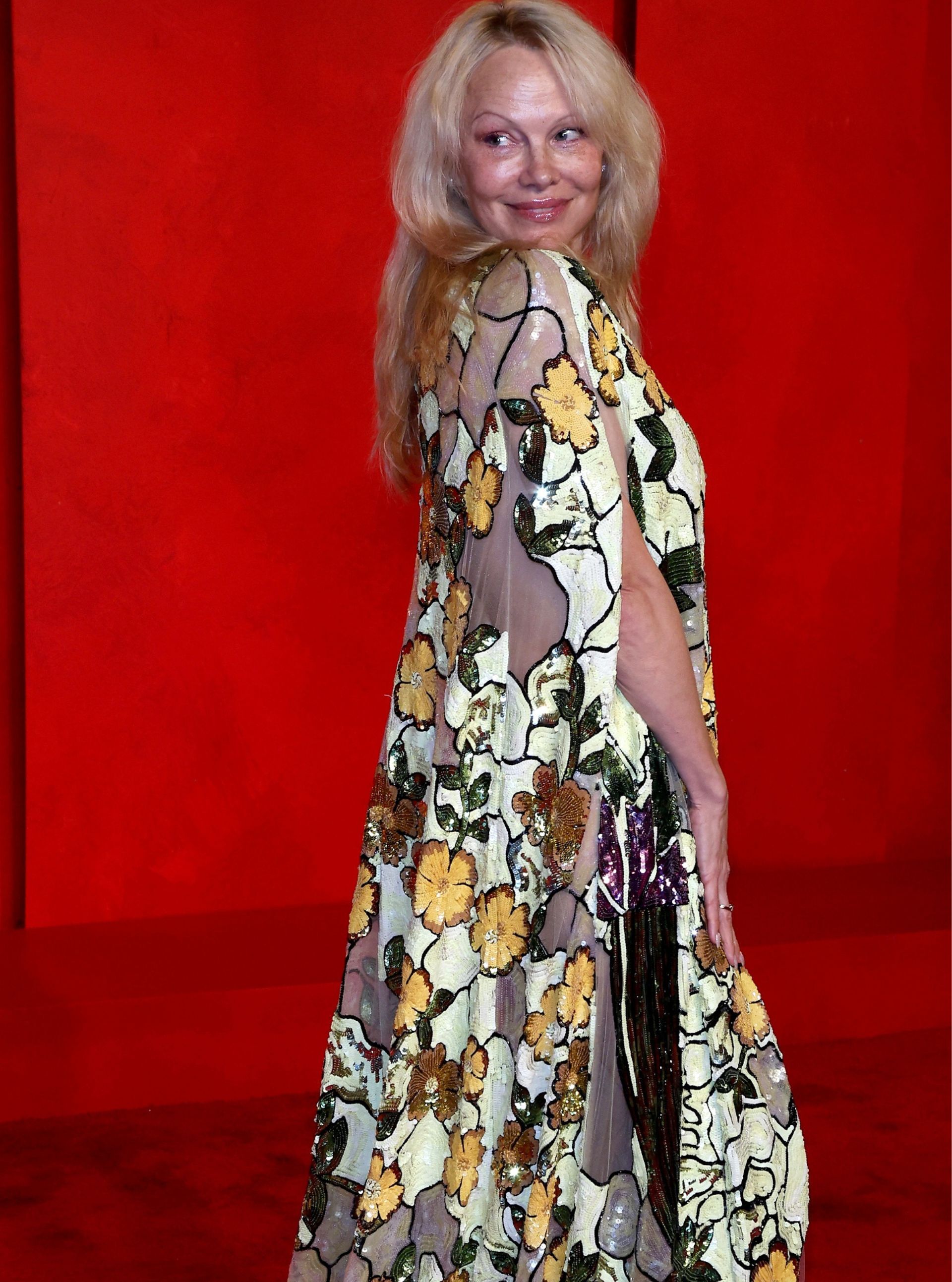 Η Pamela Anderson λαμπερή μέσα στην τουαλέτα της χωρίς ίχνος make up