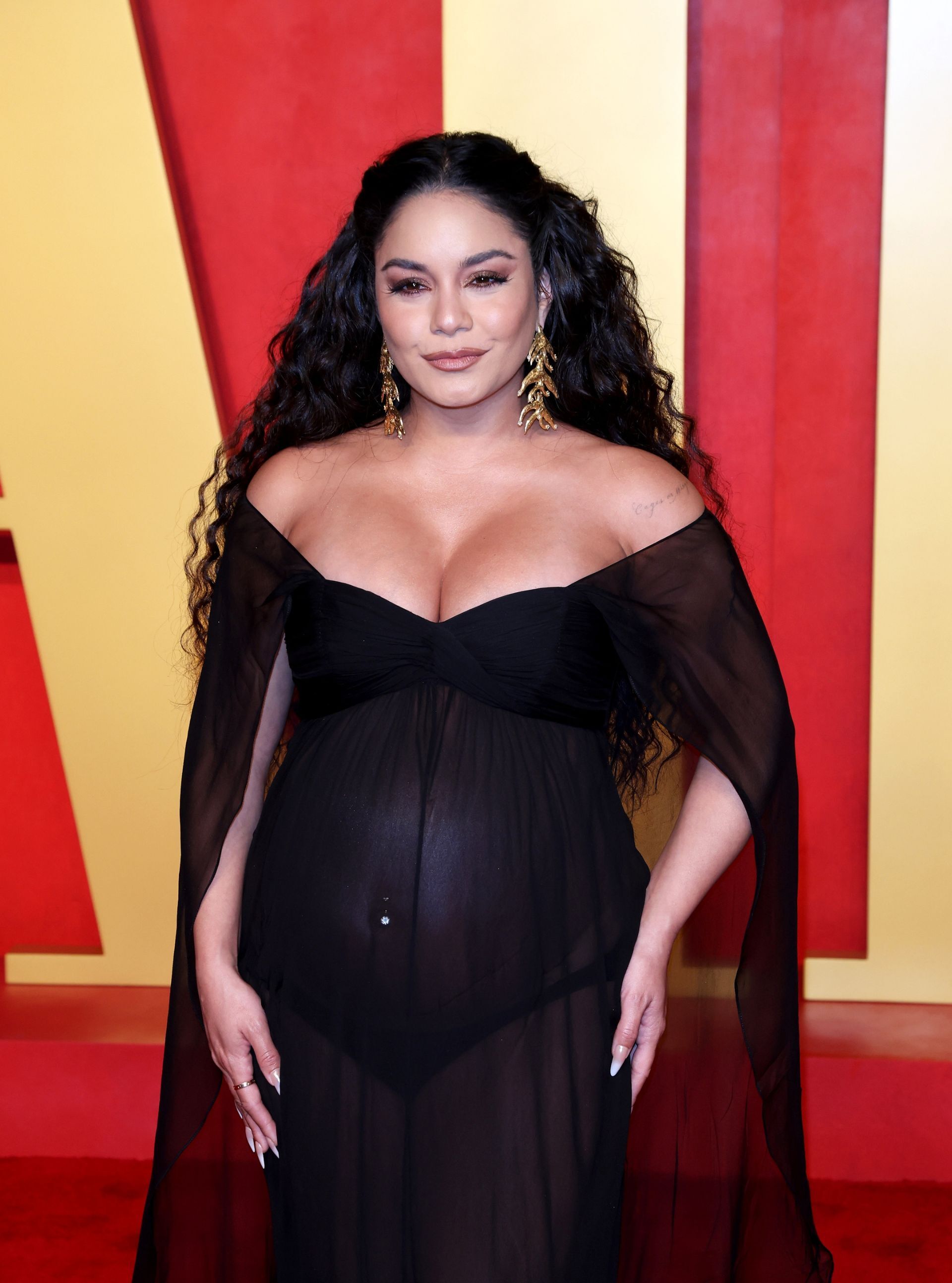 Η Vanessa Hudgens με σέξι τουαλέτα εγκυμοσύνης Alberta Ferretti