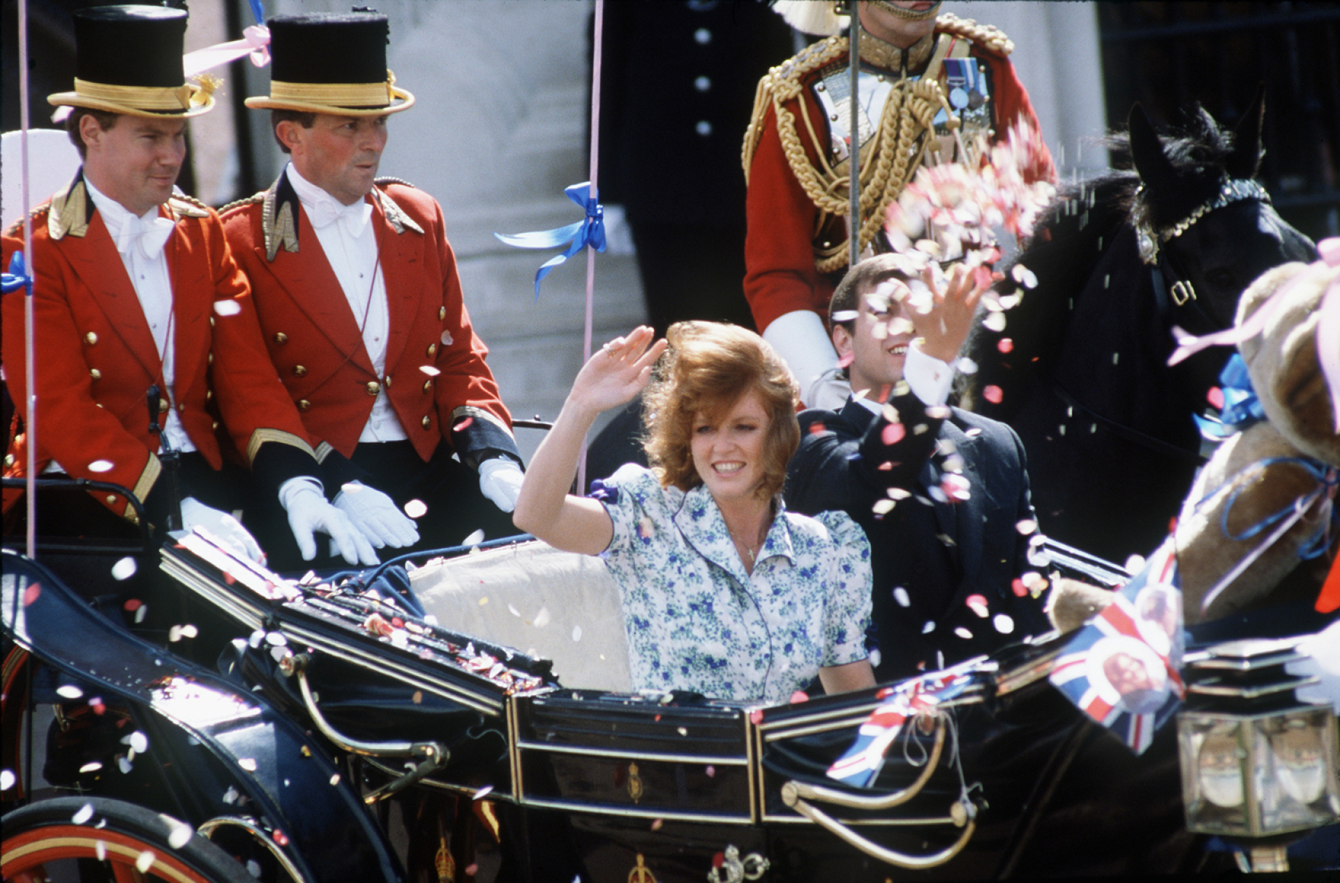 Η Σάρα Φέργκιουσον με το δεύτερο νυφικό της την ημέρα του γάμου της με τον πρίγκιπα Άντριου