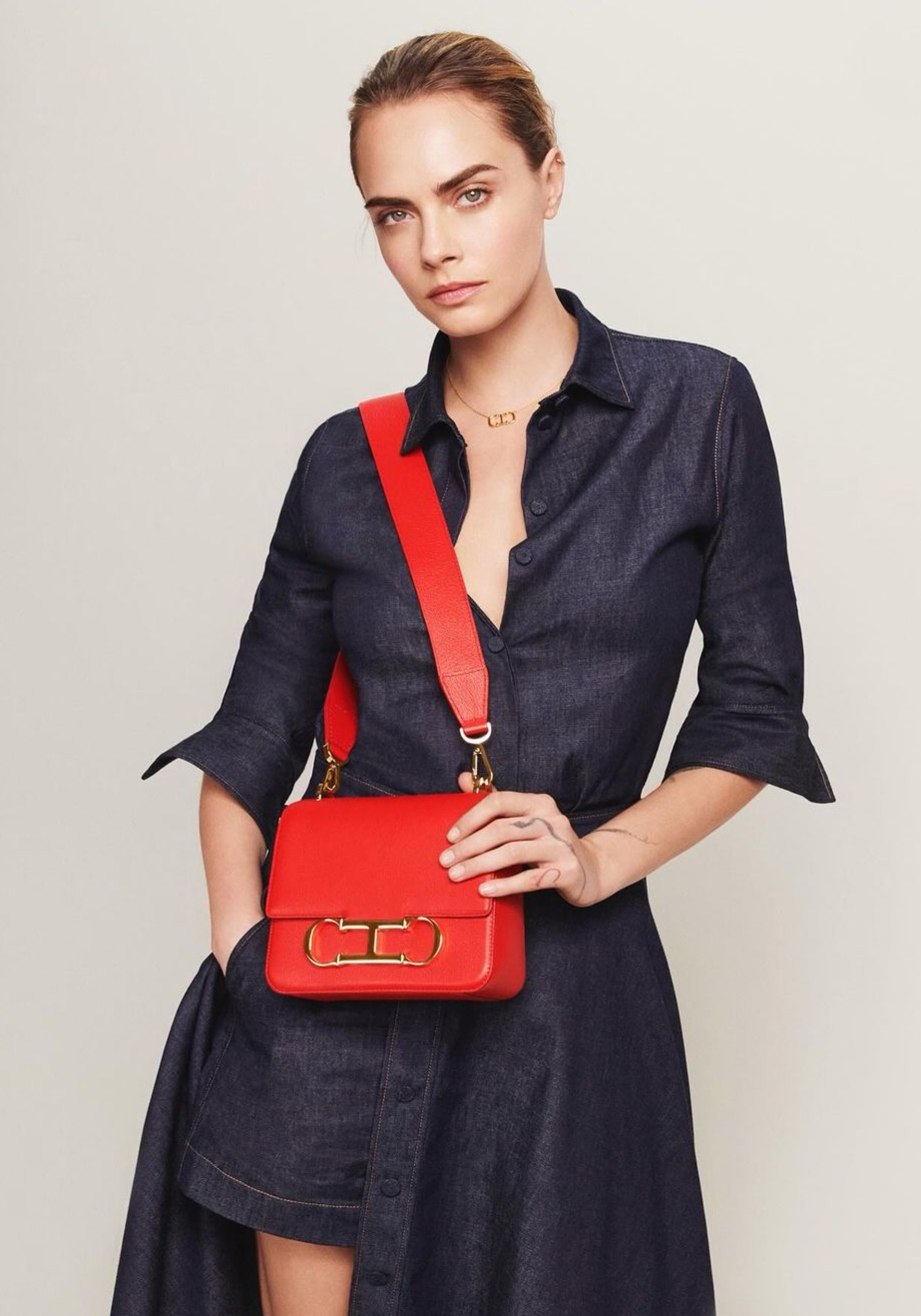 Η Cara Delevingne με τσάντα σε έντονο βαθύ πορτοκαλί χρώμα της Carolina Herrera ©felix_cooper