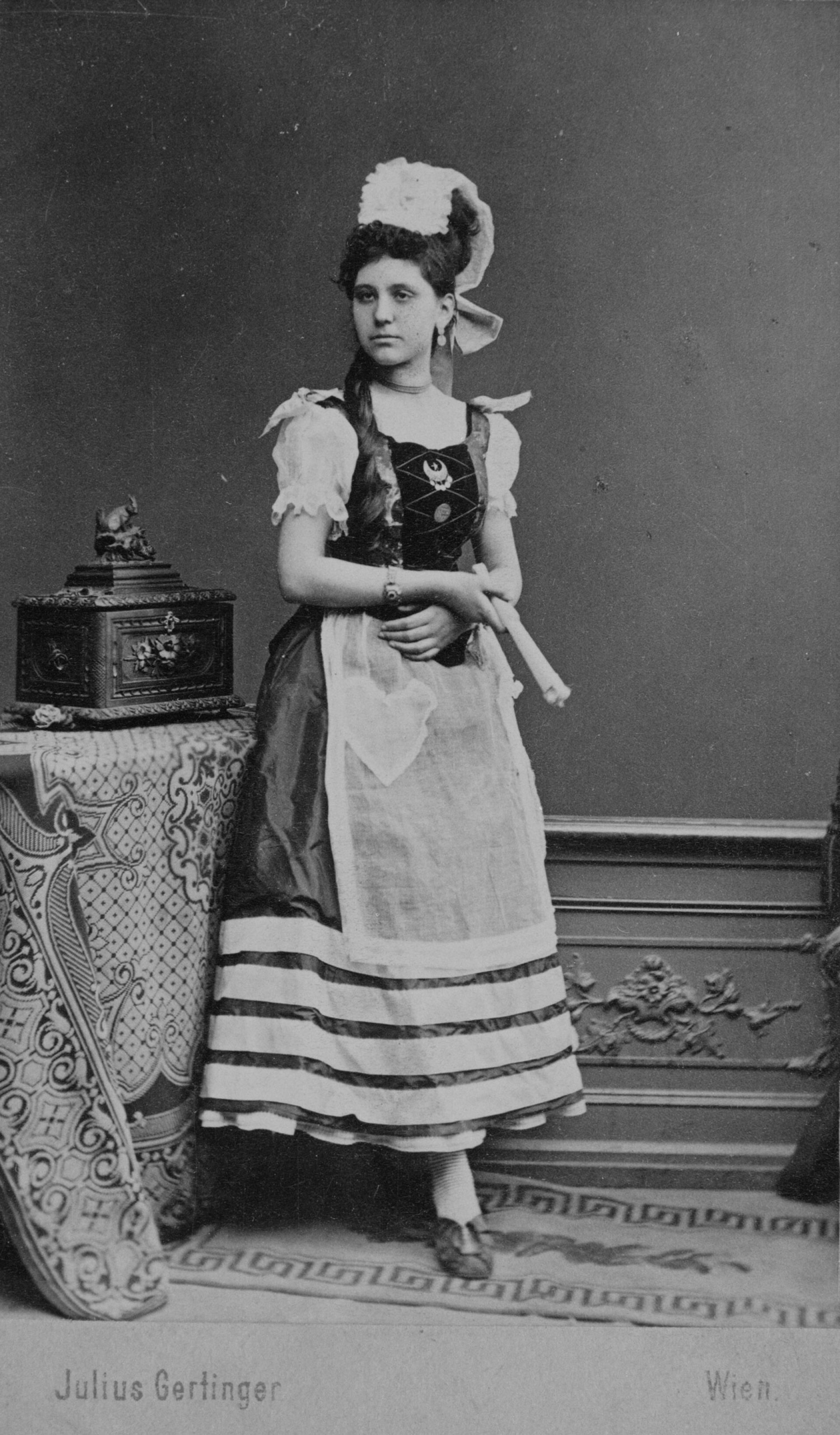 Βιέννη, περίπου 1875. Αστική νεαρή γυναίκα φοράει φόρεμα και ποδιά με τσέπη διάφανη σε σχήμα καρδιάς