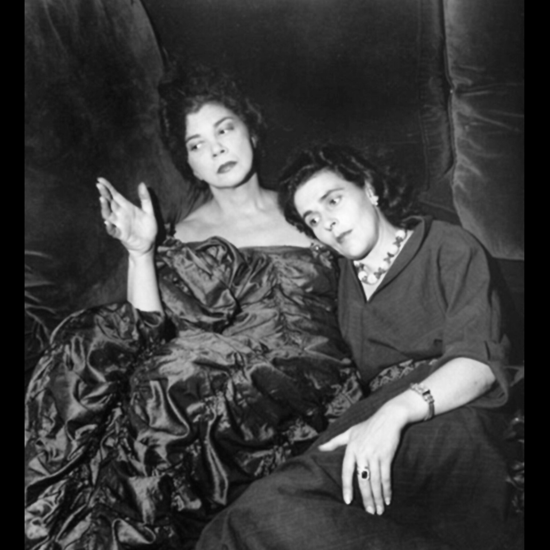 Η ζωγράφος Λέονορ Φινί με την Λεονόρα Κάρινγκτον