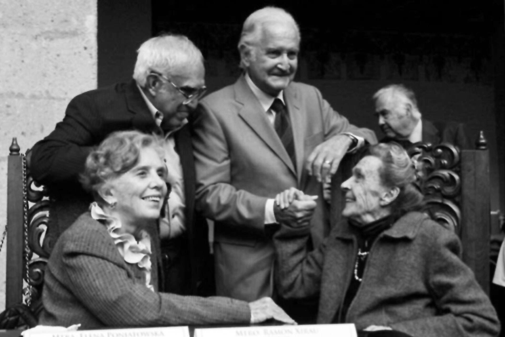 Τιμητικό αφιέρωμα στη Λεονόρα Κάρινγκτον | Στο αφιέρωμα συμμετείχαν οι συγγραφείς Ελένα Πονιατόφσκα, Κάρλος Μονσιβάις και Κάρλος Φουέντες, καθώς και ο σχεδιαστής, χαράκτης και γλύπτης Χοσέ Λουίς Κουέβας | Μουσείο Χοσέ Λουίς Κουέβας, Πόλη του Μεξικού, 12 Φεβρουαρίου 2009