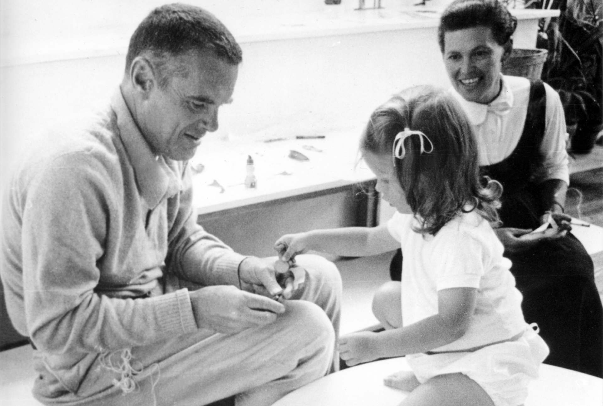 Ο Charles και η Ray Eames παίζουν με την Lucia, την κόρη του Charles από τον πρώτο του γάμο © Eames Foundation