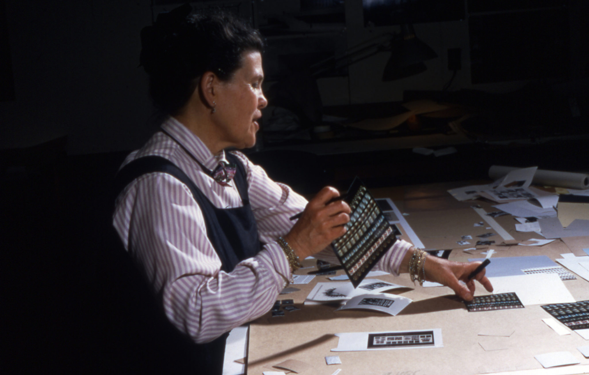 H Ray Eames στο γραφείο της © Eames Foundation