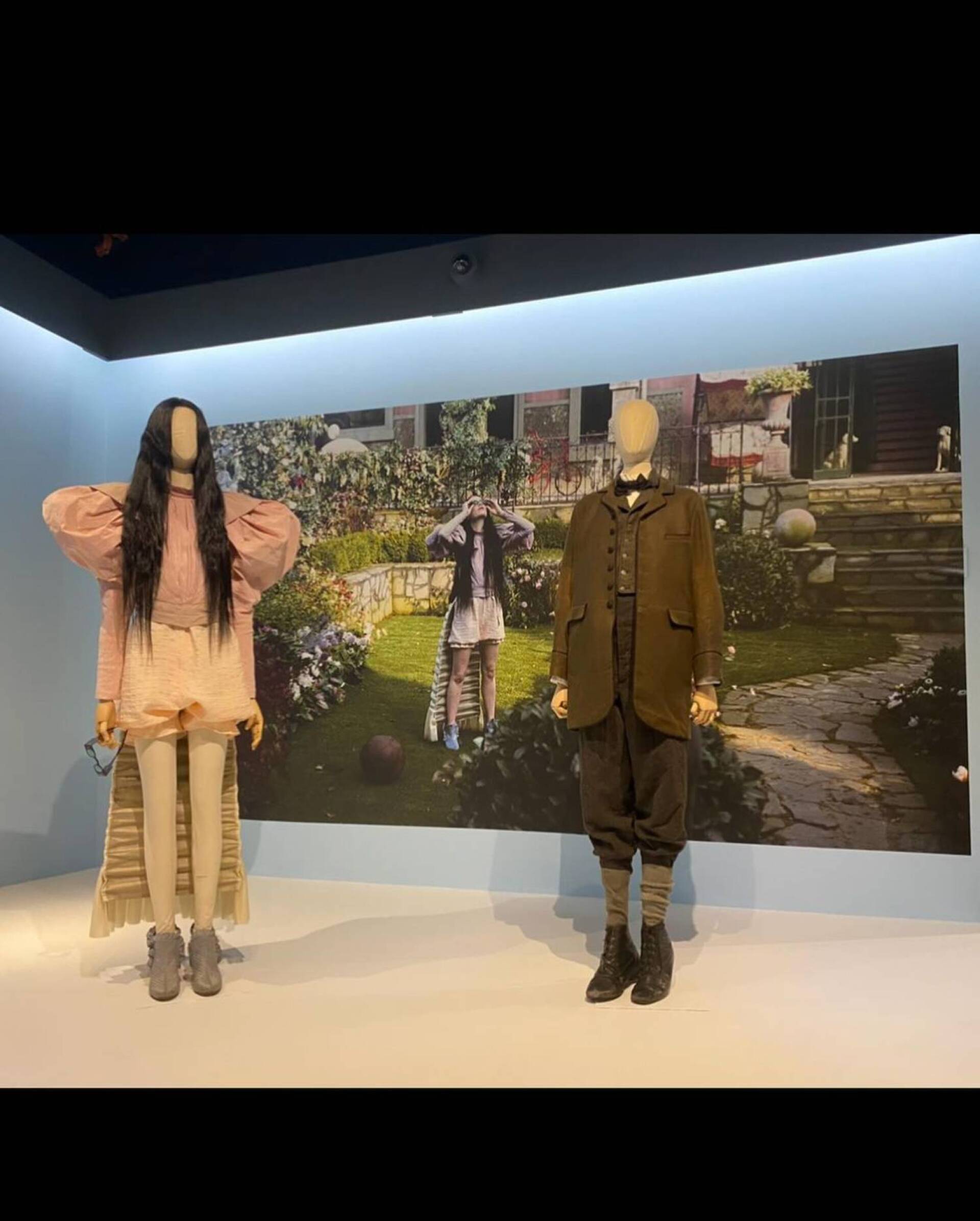 Έκθεση των αυθεντικών κοστουμιών του «Poor things» στο Barbican Centre 