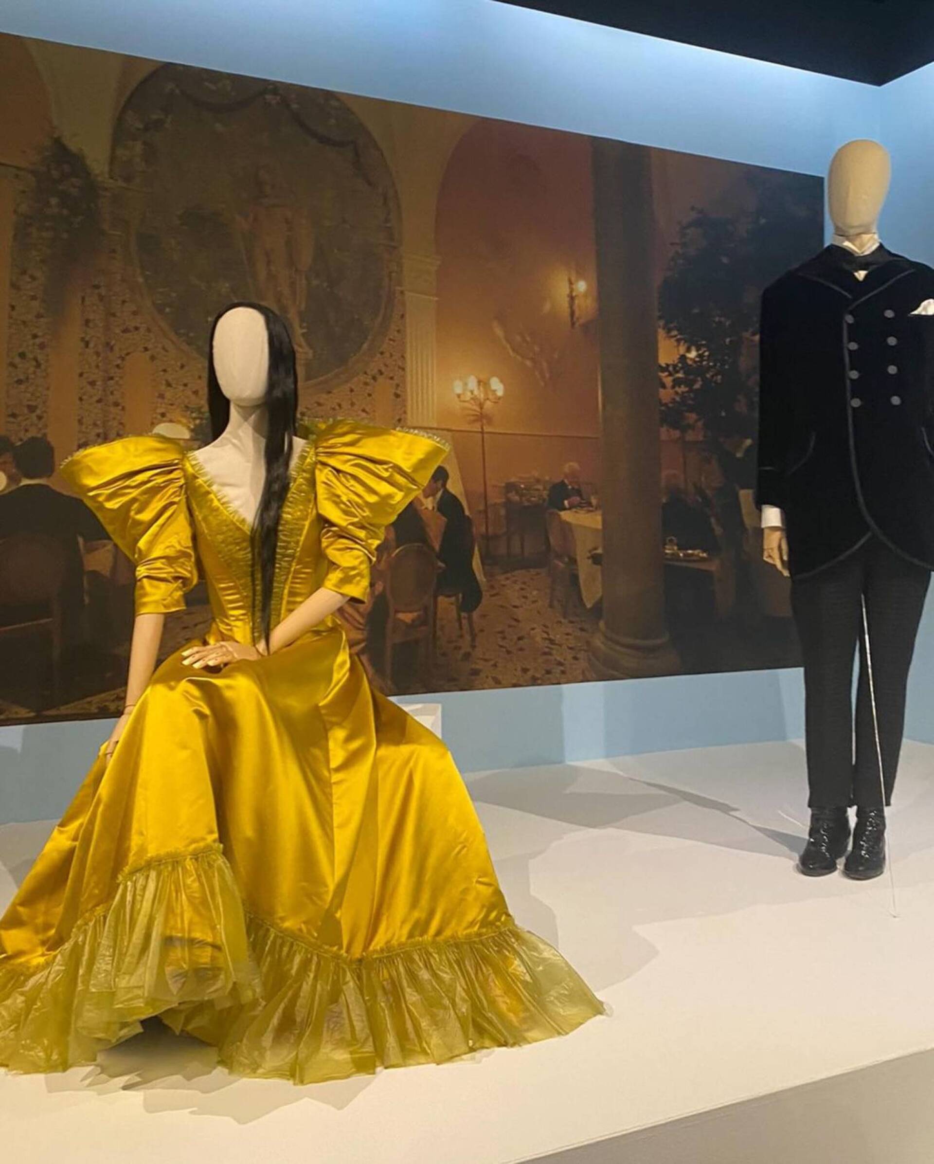 Έκθεση των αυθεντικών κοστουμιών του «Poor things» στο Barbican Centre 