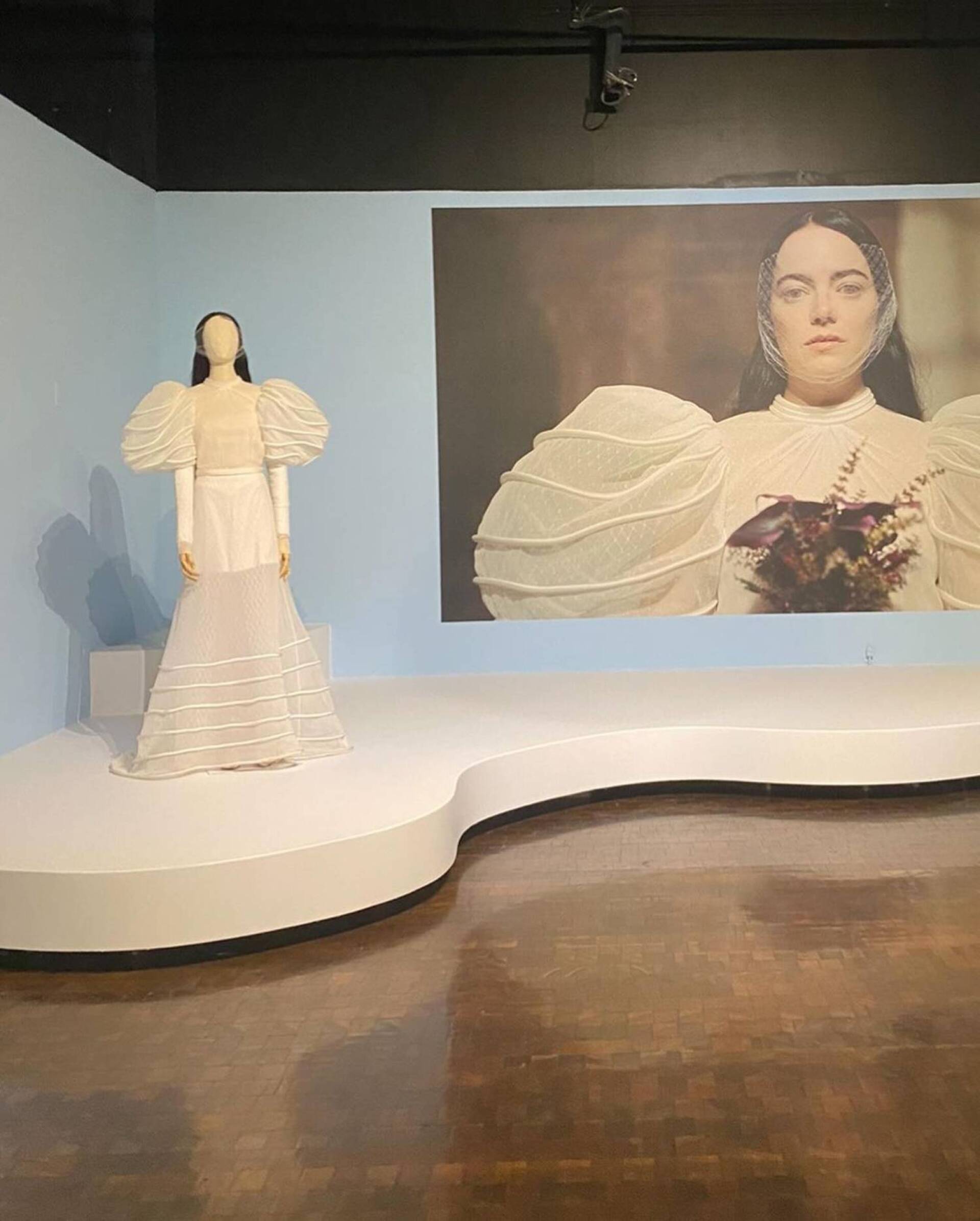 Έκθεση των αυθεντικών κοστουμιών του «Poor things» στο Barbican Centre 