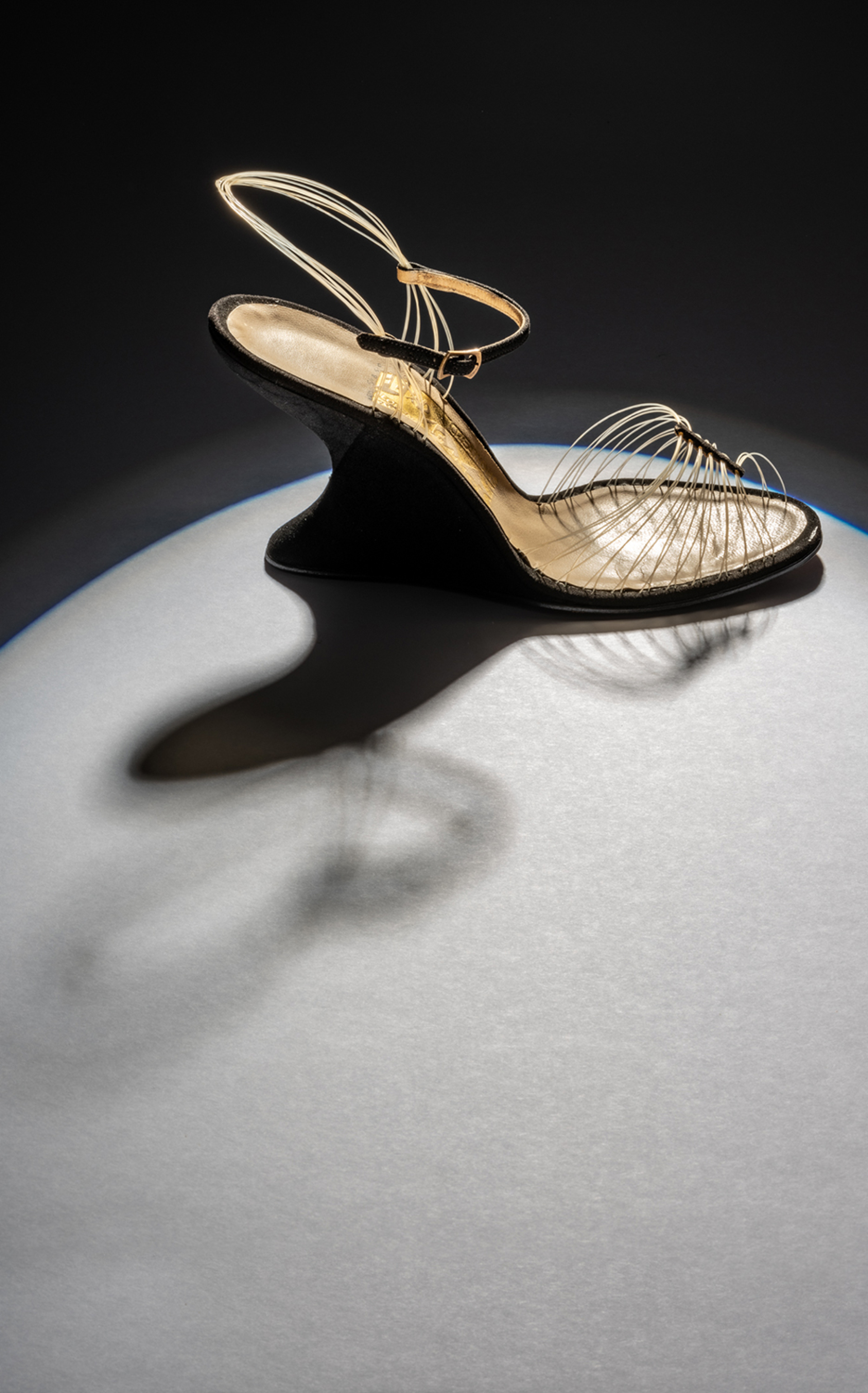 «Invisible», νάιλον κλωστή και σουέτ με διαμορφωμένο σφηνωμένο τακούνι σε καλυμμένο ξύλο, 1947