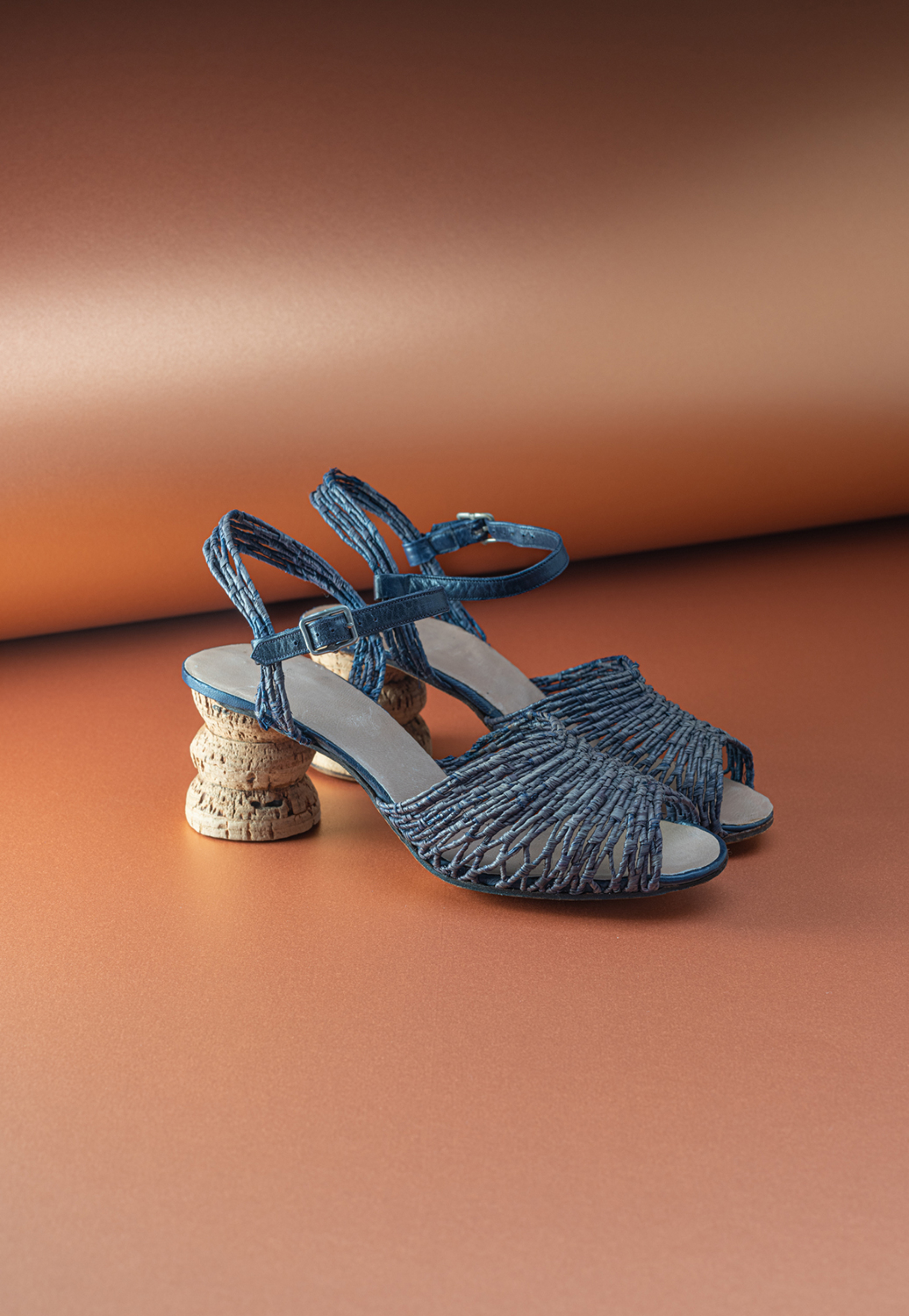 Το σανδάλι «Raffia» με διαμορφωμένο τακούνι από φελλό, που δημιουργήθηκε για τη Loretta Young, 1938