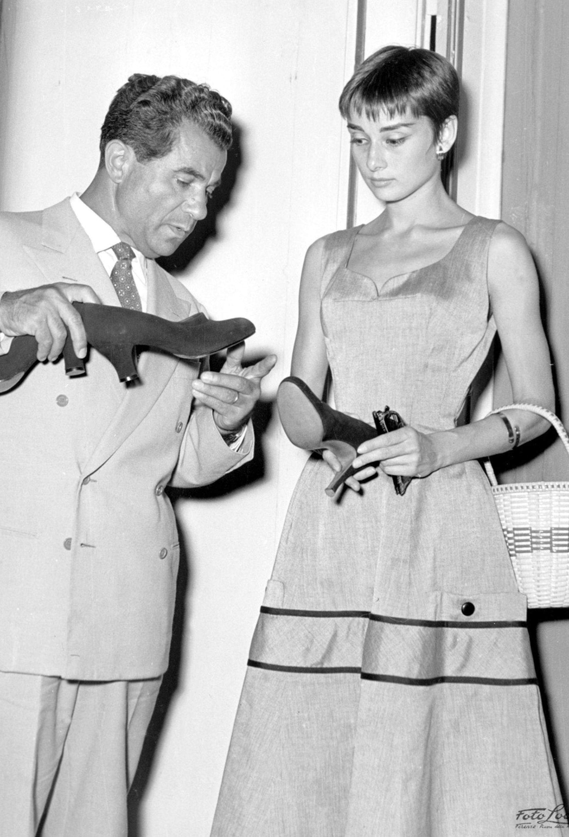 Ο Salvatore Ferragamo με την Audrey Hepburn στο Palazzo Spini Feroni, 1954