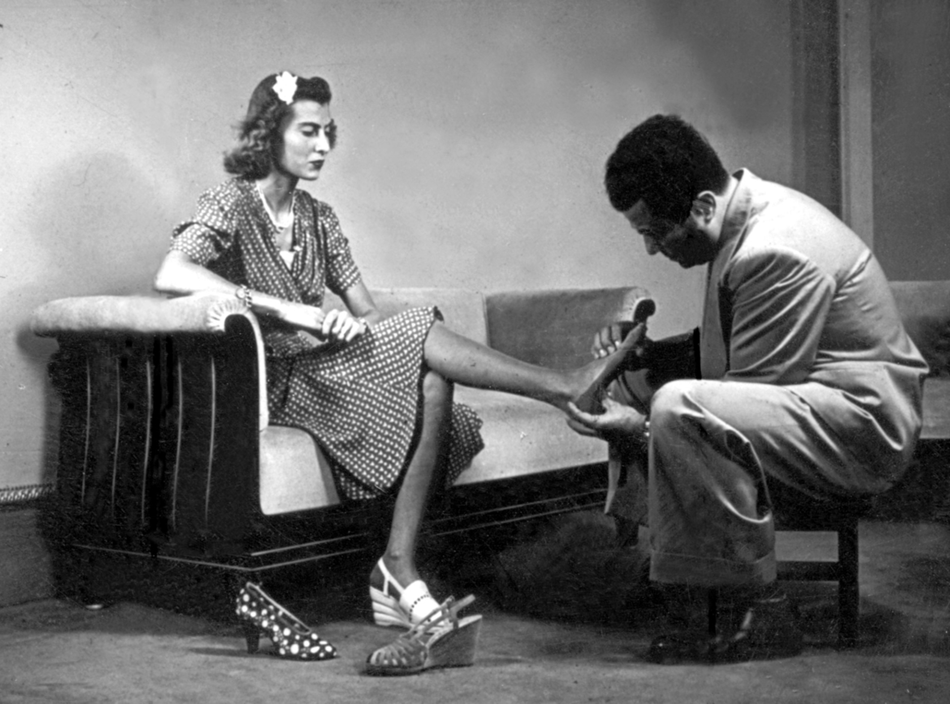 Ο Salvatore Ferragamo με πελάτισσά του, μεταξύ των οποίων συγκαταλέγονταν η μπαλαρίνα Katherine Dunham, η ηθοποιός Jane Russell, οι πριγκίπισσες Maria Pia και Maria Gabriella της Σαβοΐας, και η ηθοπιός Gloria Swanson