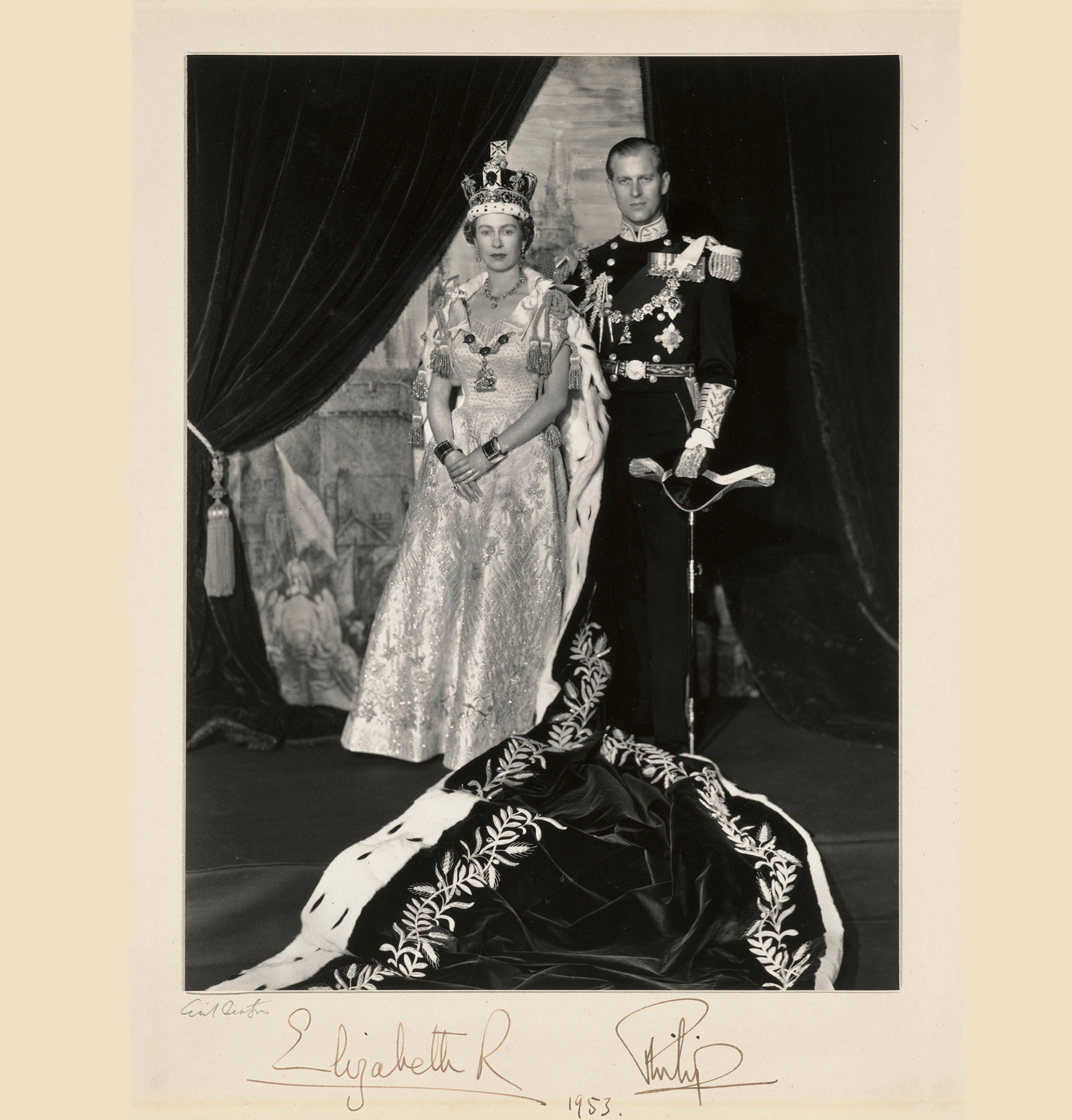 Η Βασίλισσα Ελισάβετ με τον πρίγκιπα Φίλιππο σε επίσημο πορτραίτο του Cecil Beaton, από την ημέρα της στέψης της, το 1953.