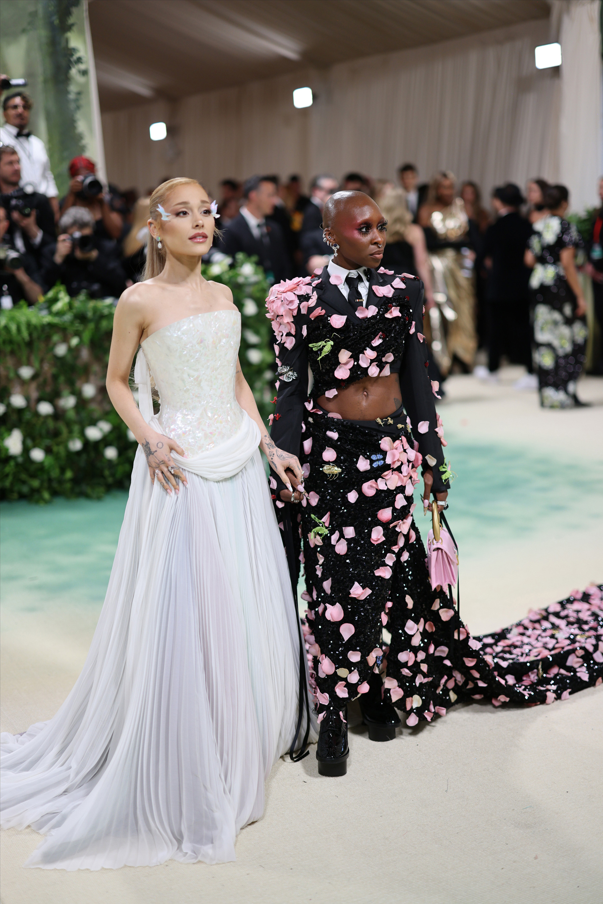 Ariana Grande και Cynthia Erivo στο Met Gala 2024 με δημιουργίες John Galliano © EPA/JUSTIN LANE