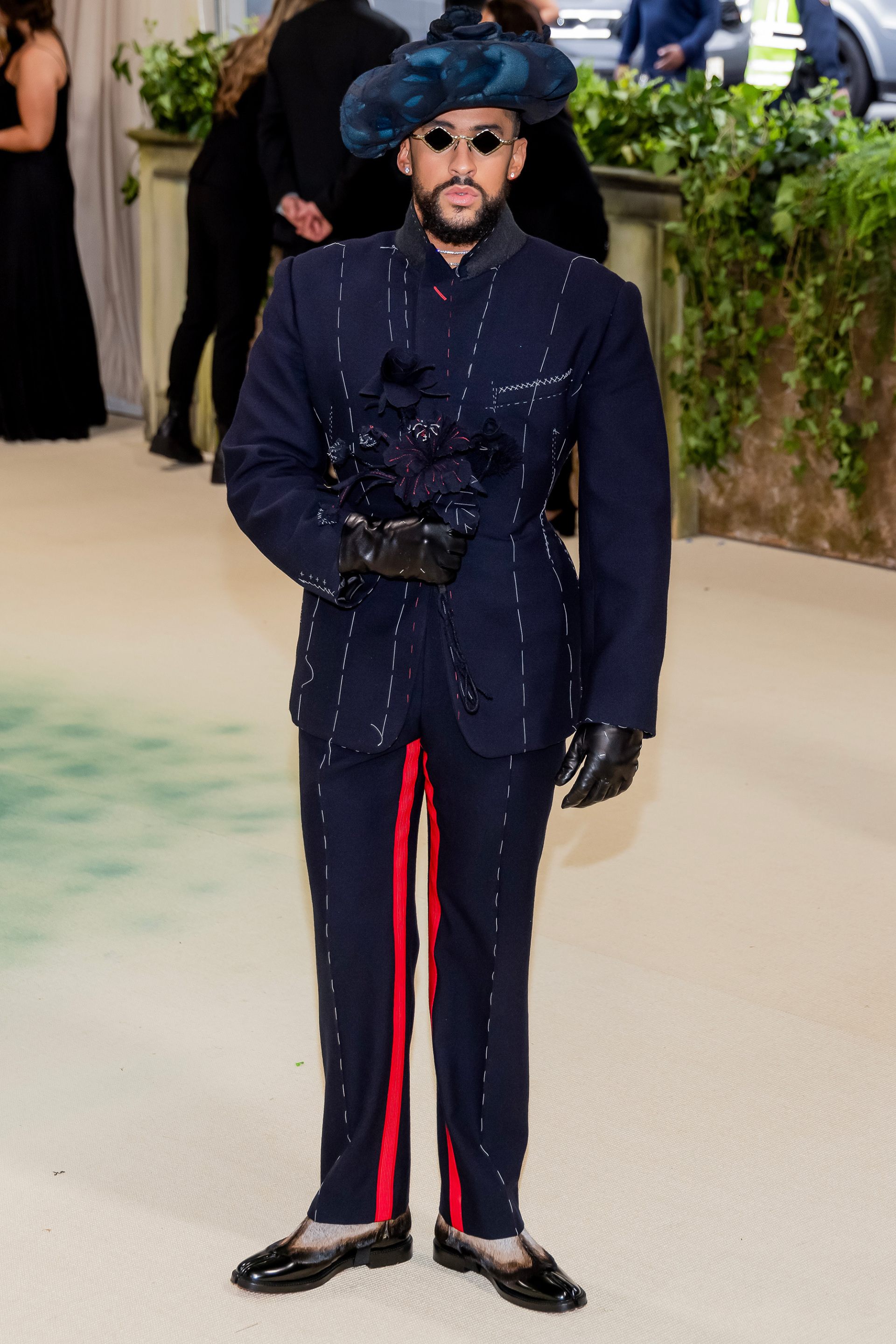 Ο Bad Bunny στο Met Gala 2024 με δημιουργία John Galliano © EPA/JUSTIN LANE