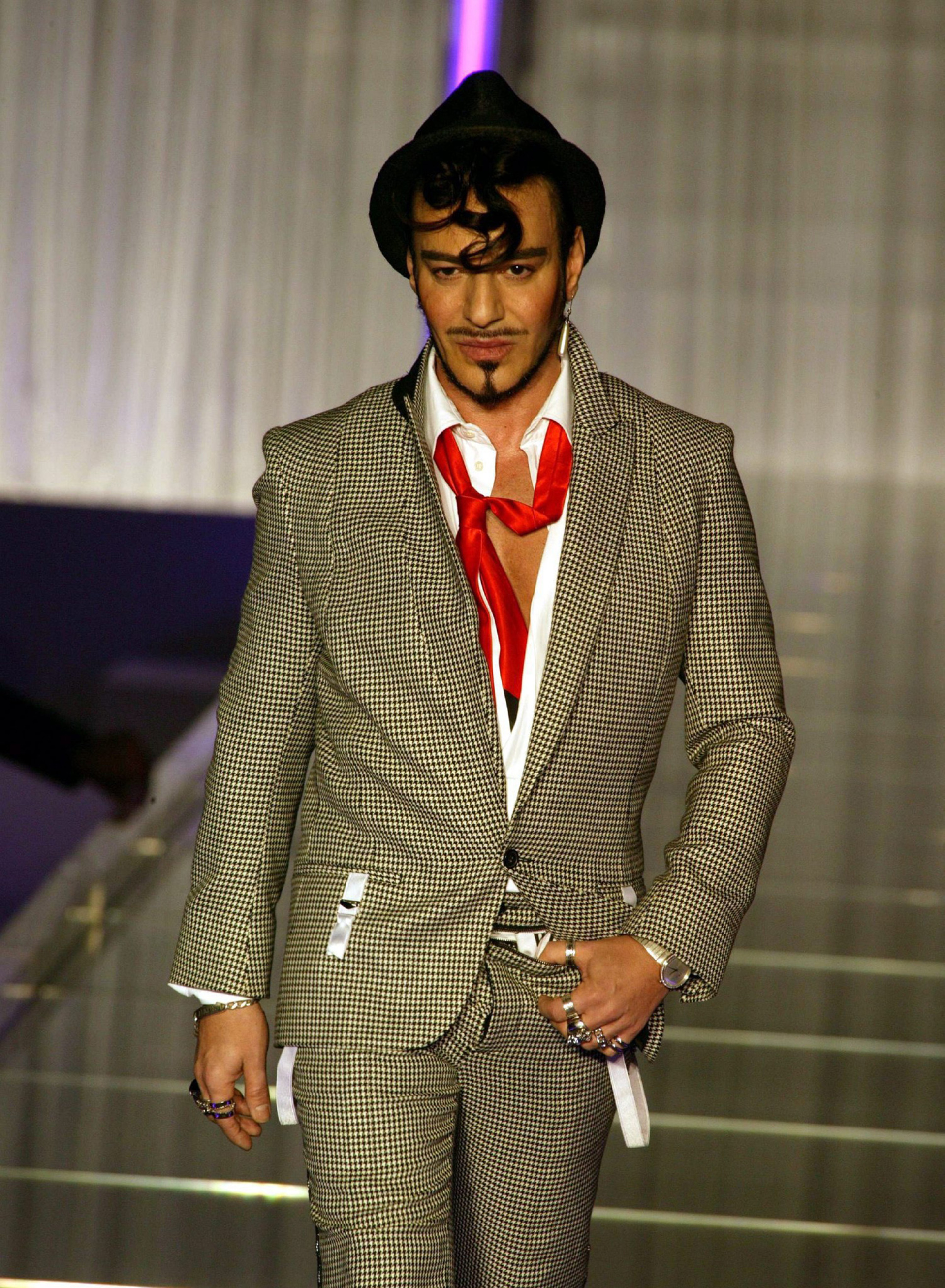 Ο John Galliano το 2004 © EPA/BARTHELEMY FRANCE OUT