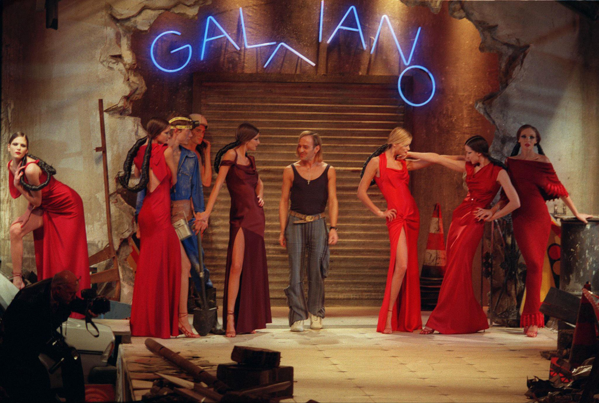 Ο John Galliano με τα μοντέλα του στο σόου για τη συλλογή Φθινόπωρο-Χειμώνας '99-'00 © EPA