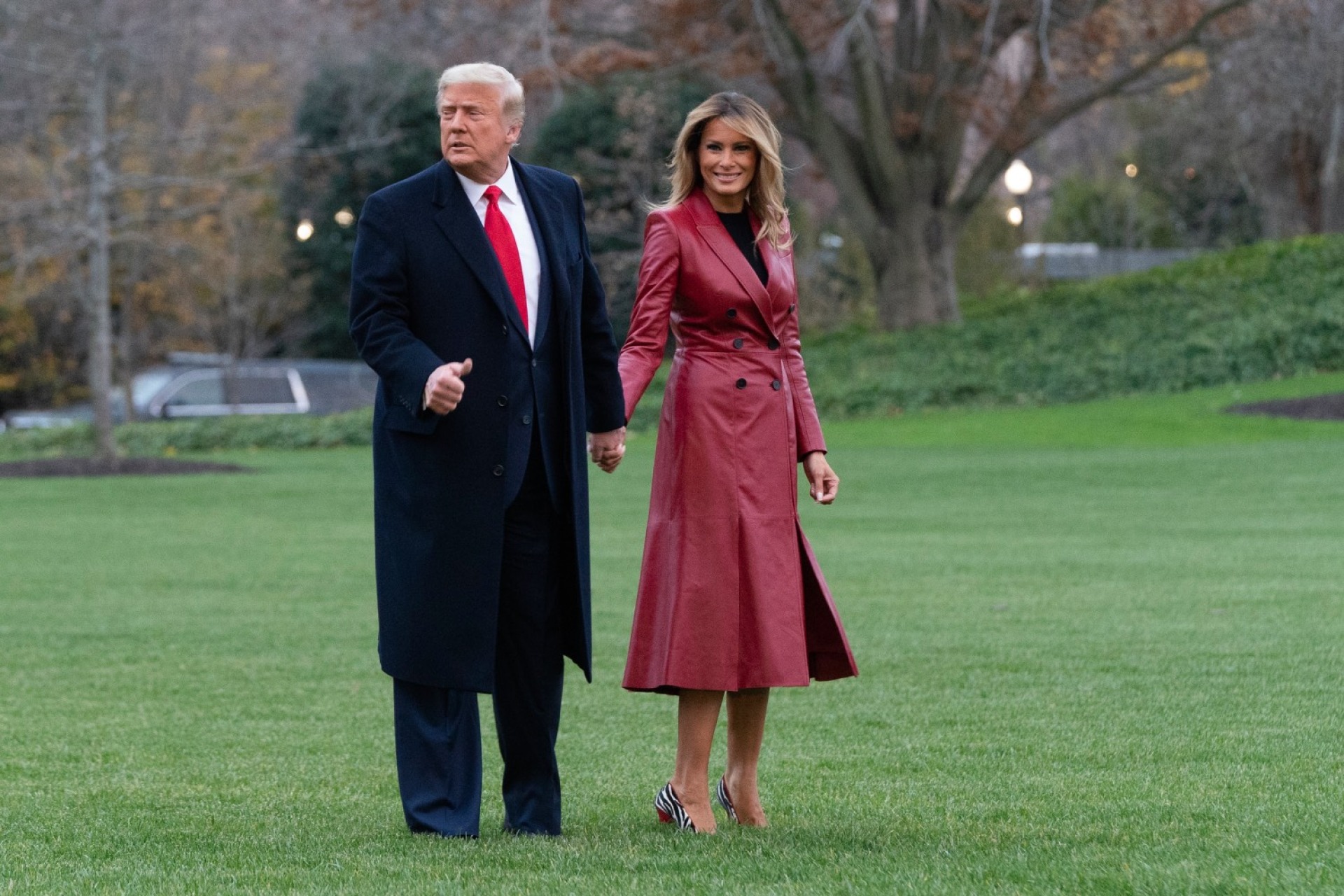 H Μελάνια Τραμπ με καπαρντίνα Alexander McQueen