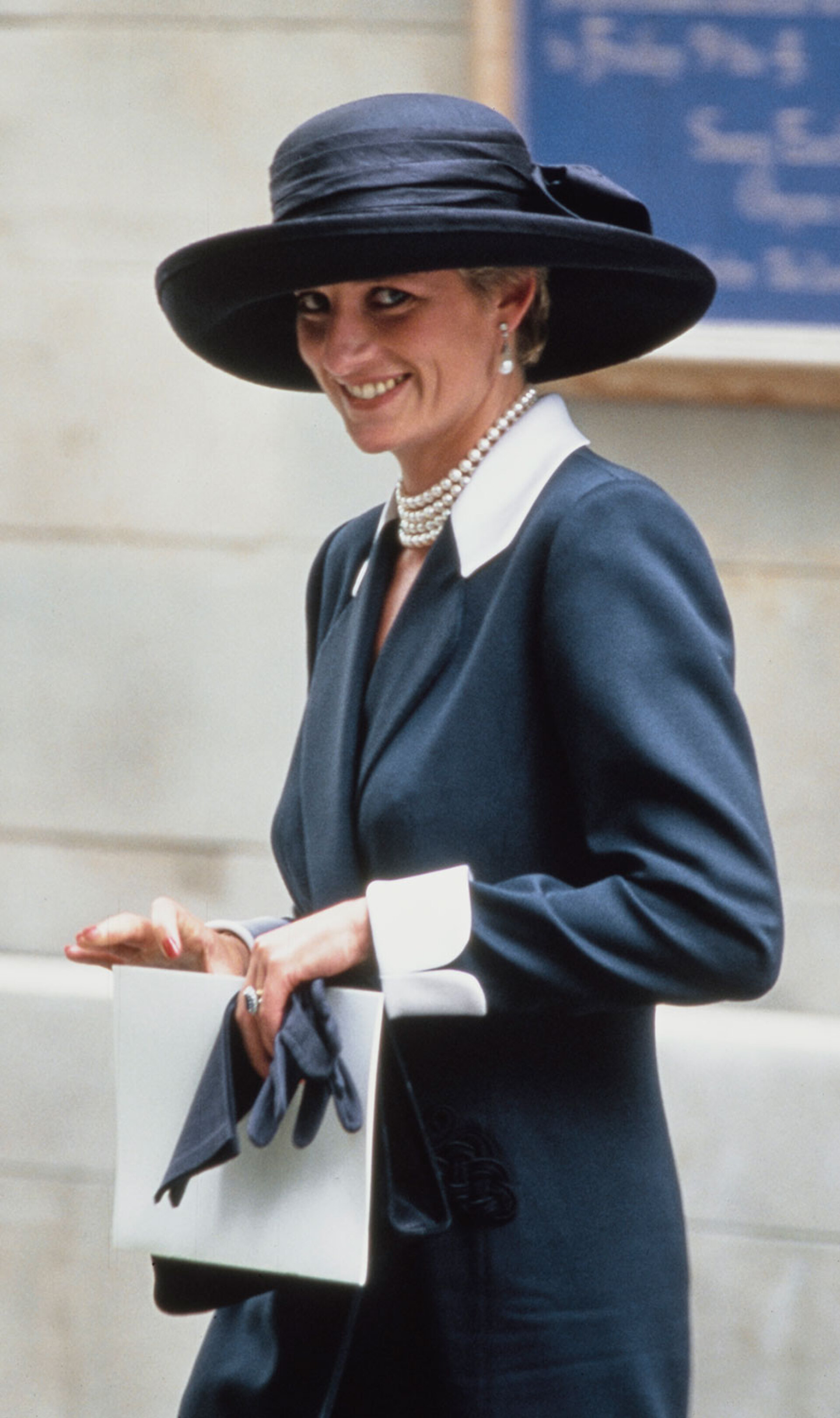 Η πριγκίπισσα Νταϊάνα στον γάμο της Λαίδης Σάρα Τσάτο και του Ντάνιελ Τσάτο το 1994, φορώντας καπέλο του Στίβεν Τζόουνς © Jayne Fincher/Princess Diana Archive/Getty Images