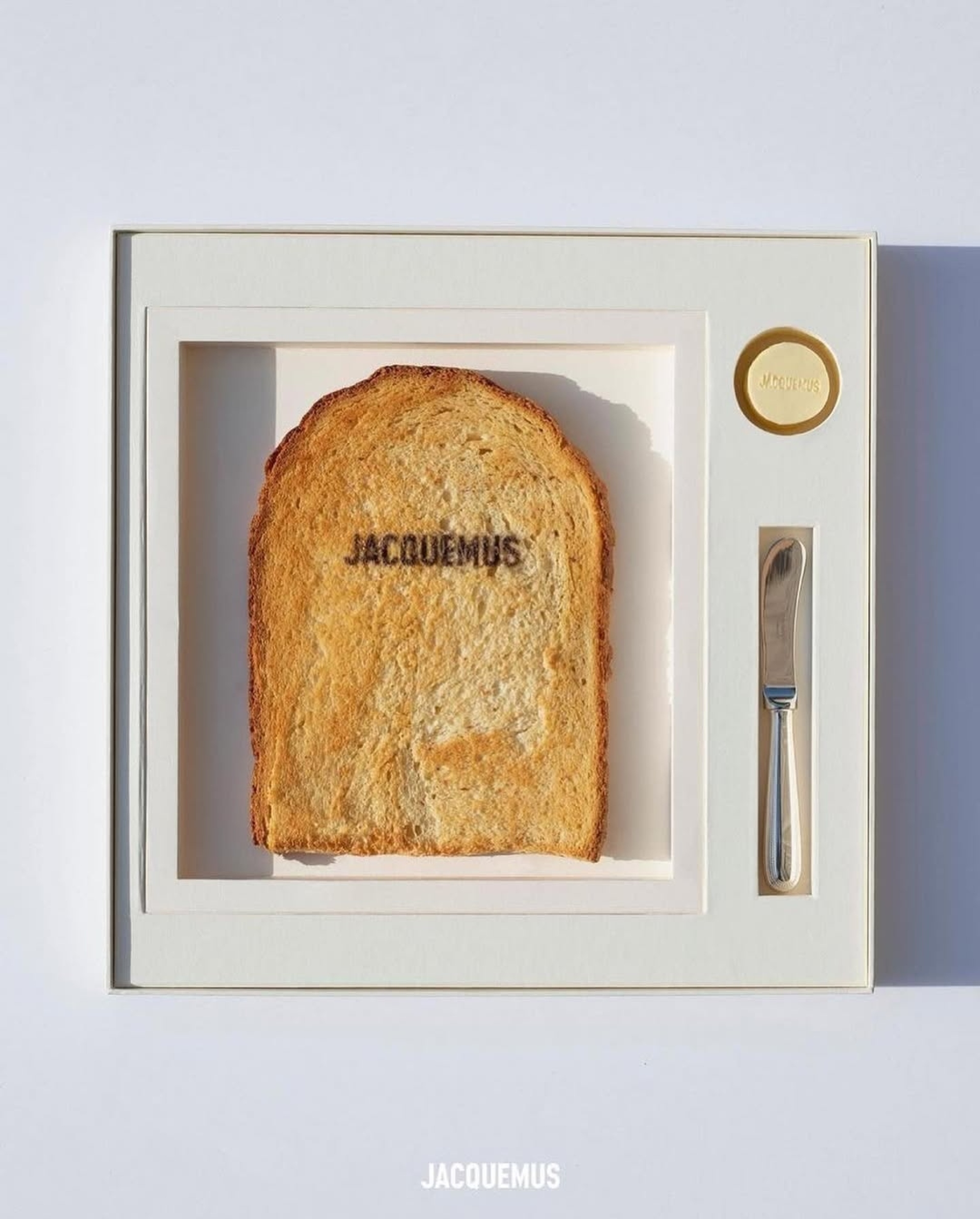 Γιγάντια φρυγανιέρα με φέτες ψωμιού από Jacquemus 