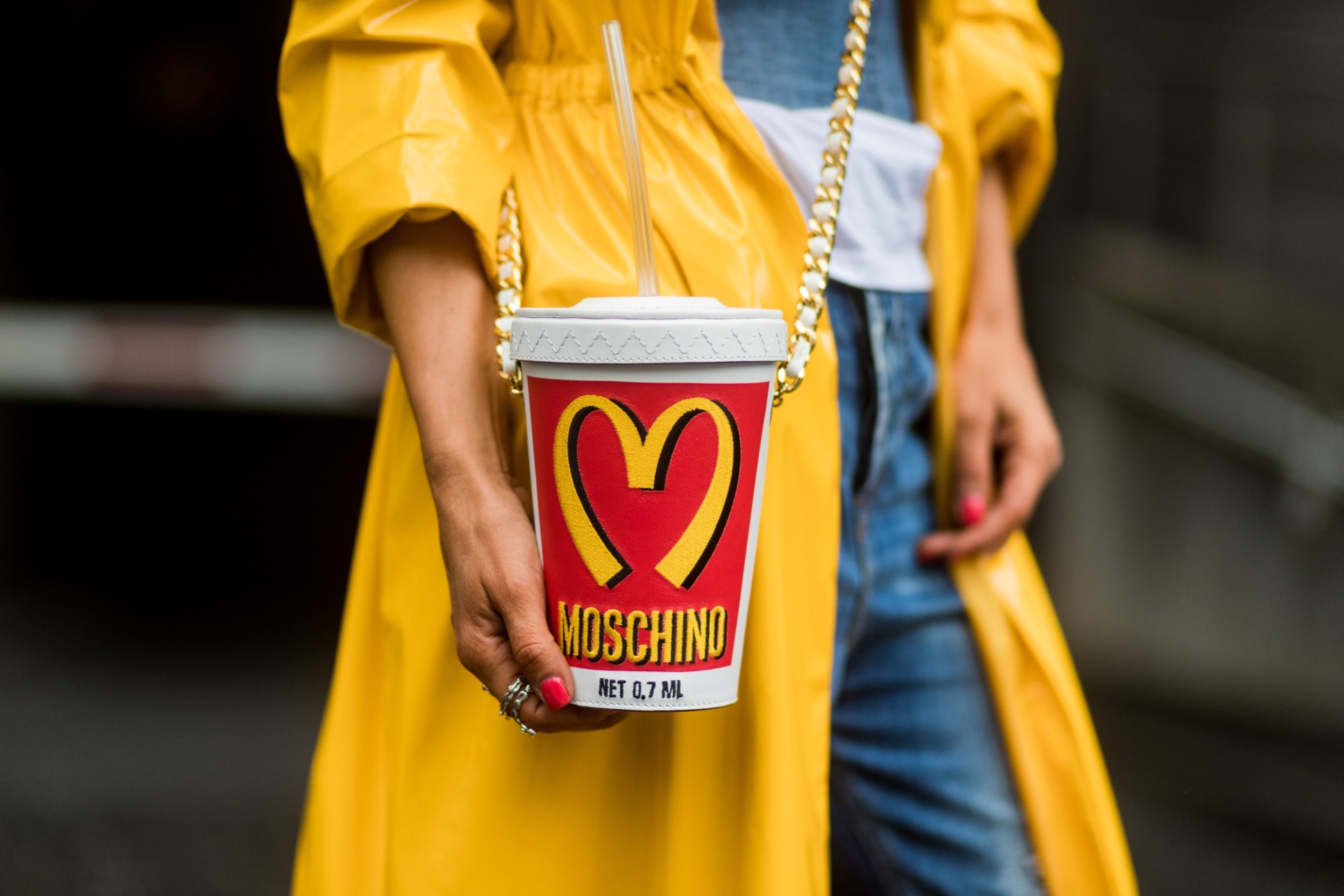 H τσάντα ώμου Moschino Milk Shake από τη συλλογή McDonalds 