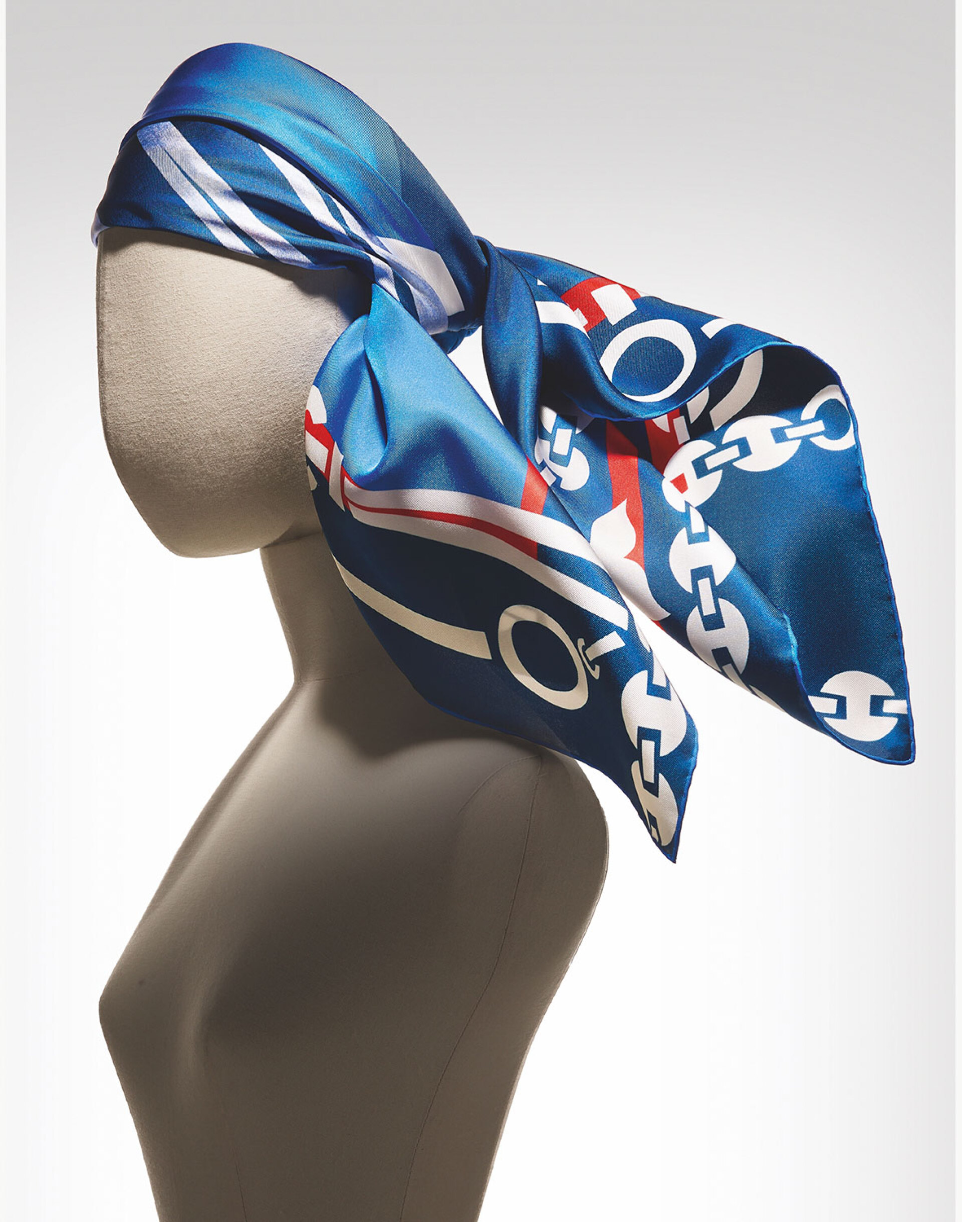 Μαντίλι με ναυτικό μοτίβο, σχέδιο του visual artist Gio Pastori (Τζιο Παστόρι) για το πρότζεκτ 90x90 © Laziz Hamani