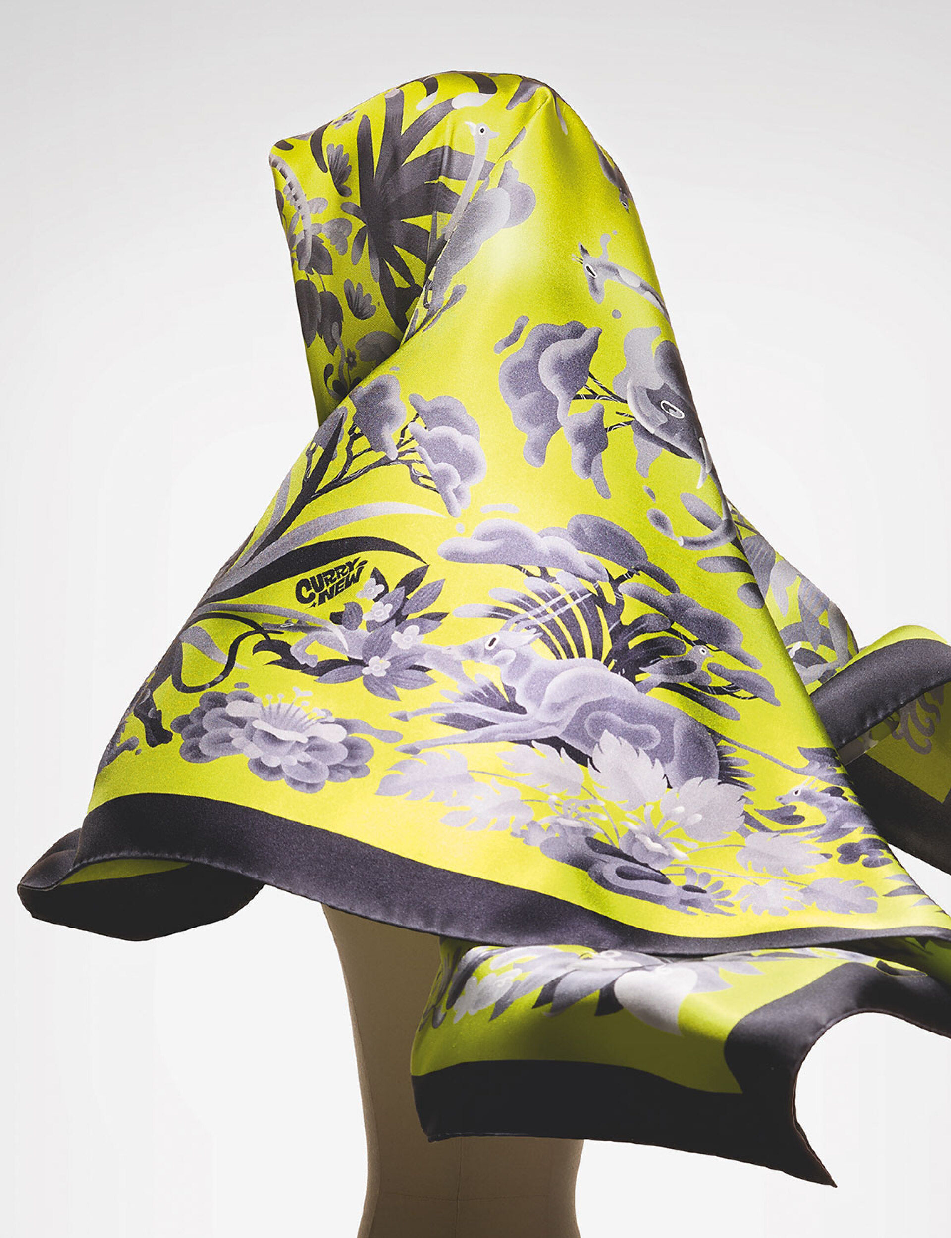 Mαντίλι με μοτίβα εμπνευσμένα από το ζωικό βασίλειο, σχέδιο του illustrator Currynew για το πρότζεκτ 90x90 © Laziz Hamani