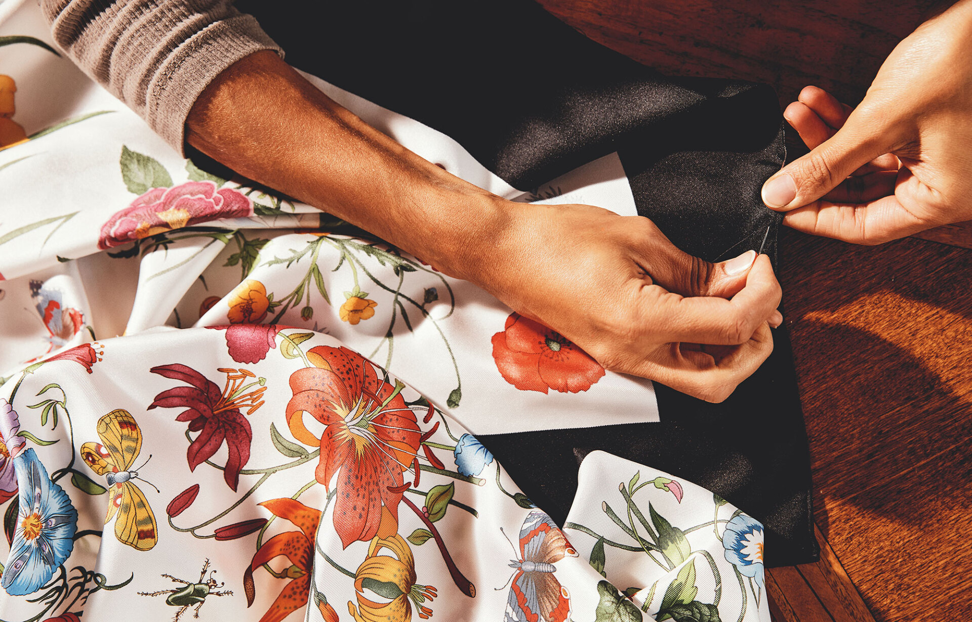 Φλοράλ μεταξωτό μαντίλι που στριφώνεται στο χέρι