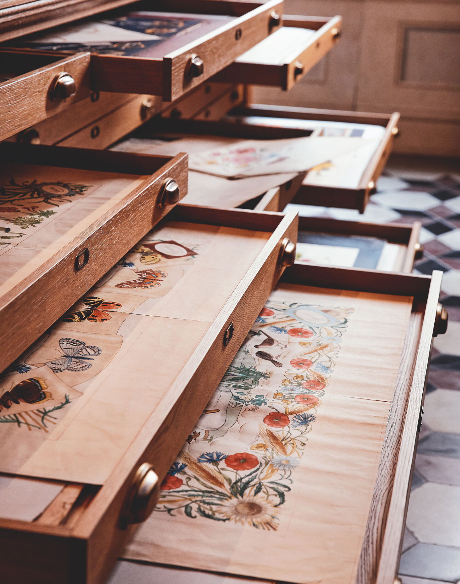 Tα γεμάτα συρτάρια του Αρχείου του Οίκου που βρίσκεται στο Palazzo Settimanni στη Φλωρεντία, εκεί που κρατούνται τα πρωτότυπα σχέδια των μεταξωτών μαντιλιών