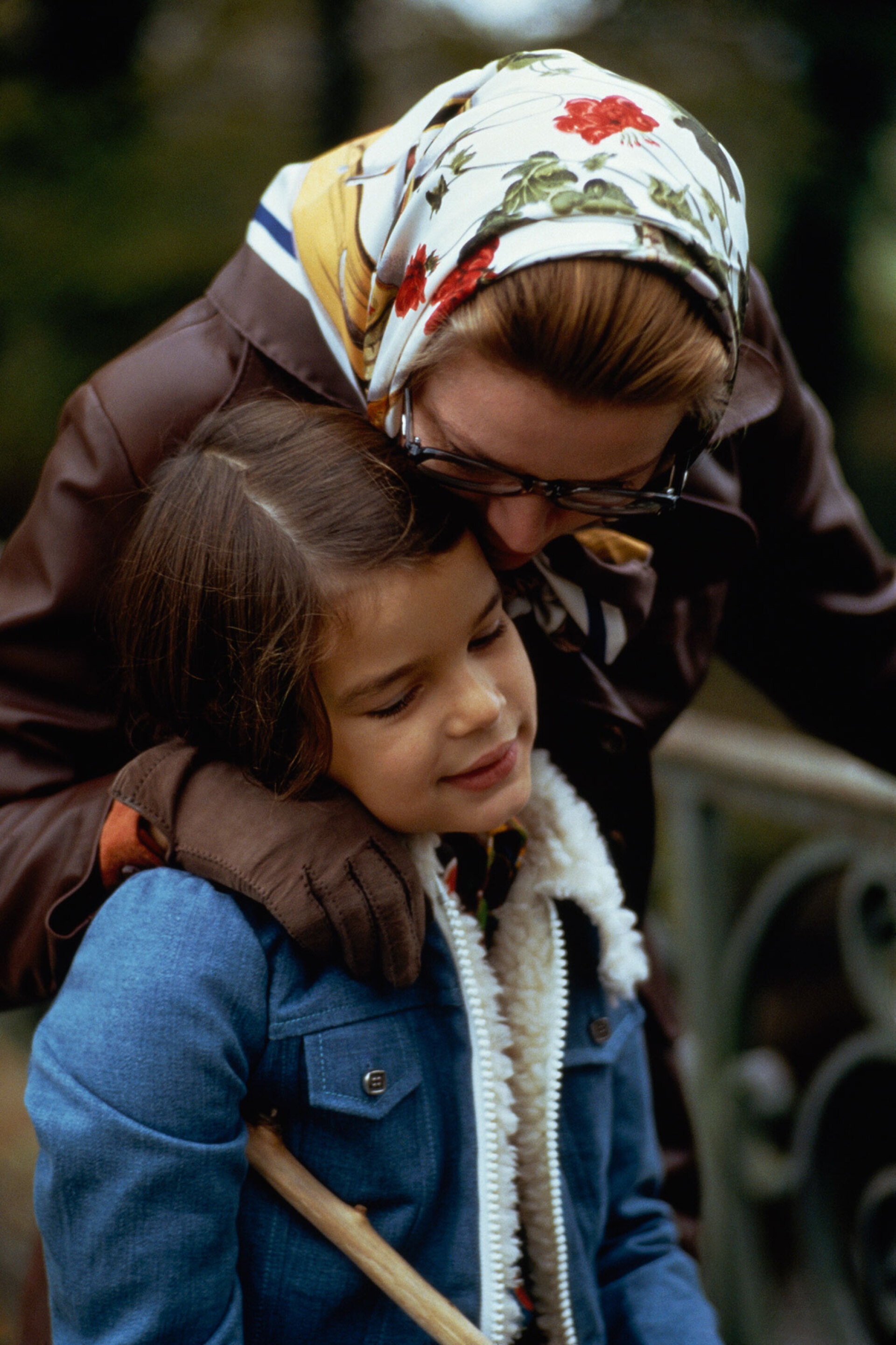 Η πριγκίπισσα Γκρέις του Μονακό αγκαλιά με την κόρη της Στεφανί, έχοντας το κεφάλι της προστατευμένο με το μυθικό φουλάρι Gucci Flora © Tony Kent/Sygma via Getty Images