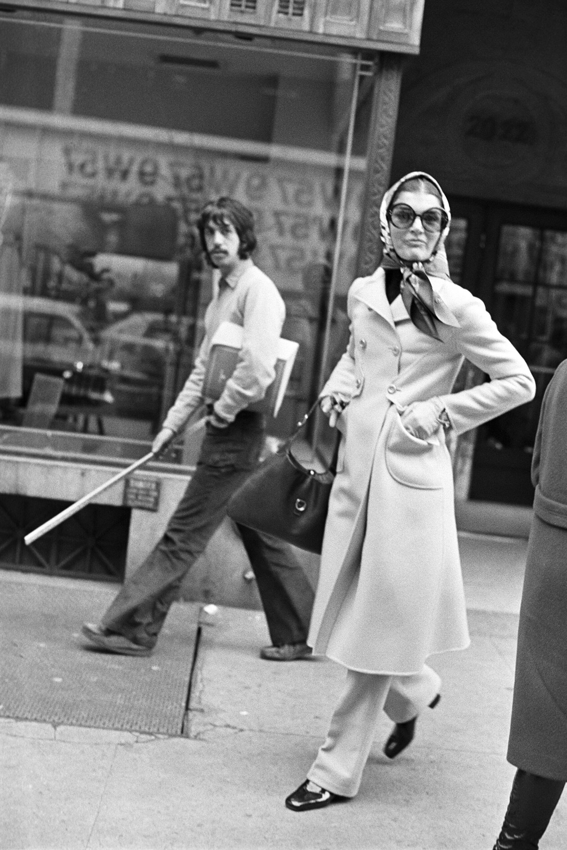 Η Τζάκι Κένεντι-Ωνάση περπατώντας στους δρόμους του Μανχάταν με μεγάλα στρογγυλά γυαλιά και φουλάρι Gucci στα μαλλιά. © Fairchild Archive/Penske Media via Getty Images