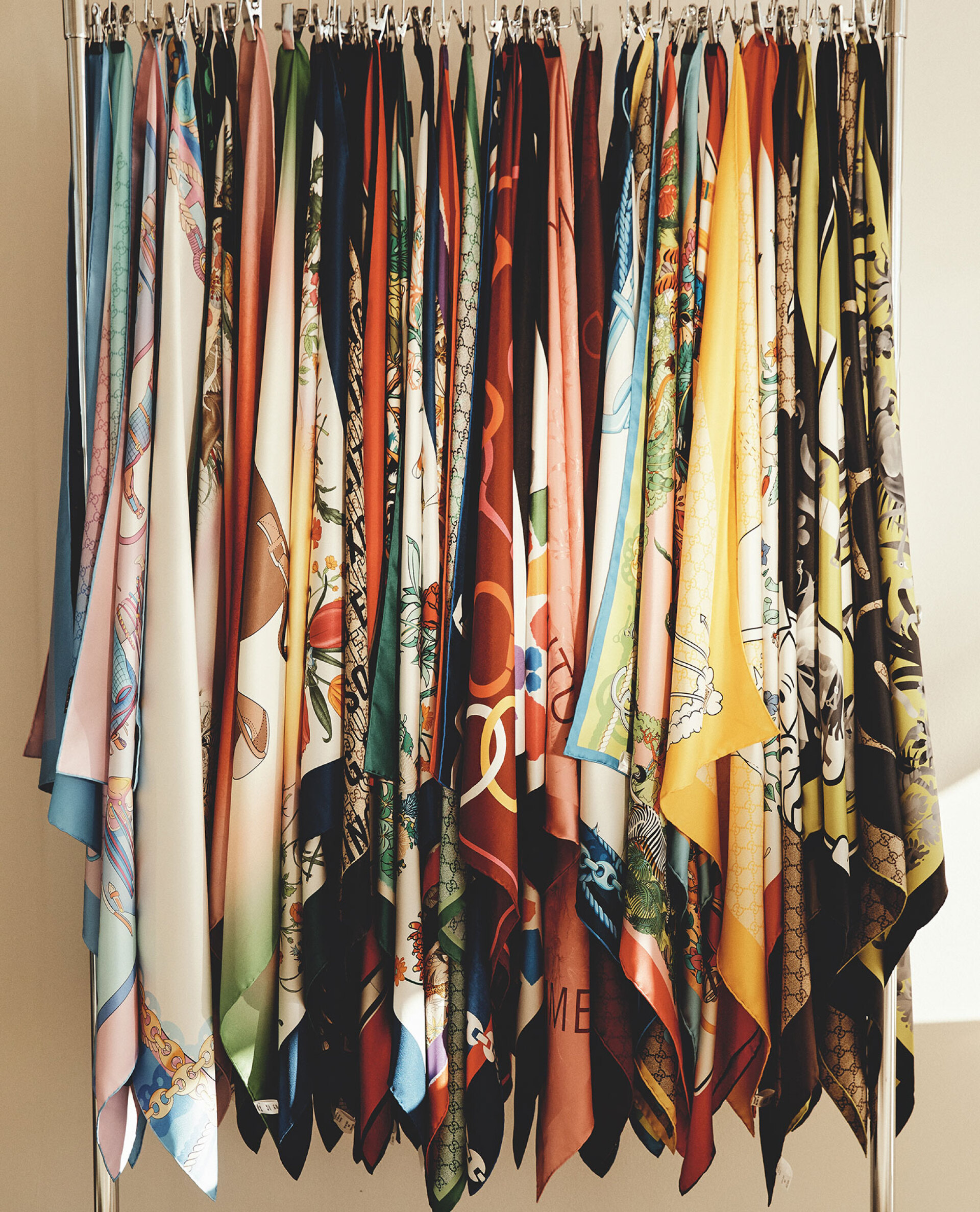 Tα μεταξωτά Gucci μαντίλια όπως εκτίθενται στο ατελιέ στο Μιλάνο © Oliver Pilcher